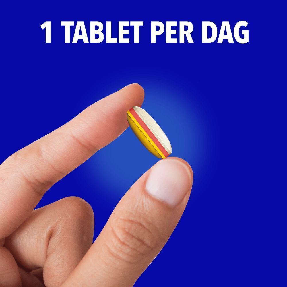Een hand houdt een driekleurige tablet tussen duim en wijsvinger. Tekst: 1 tablet per dag.