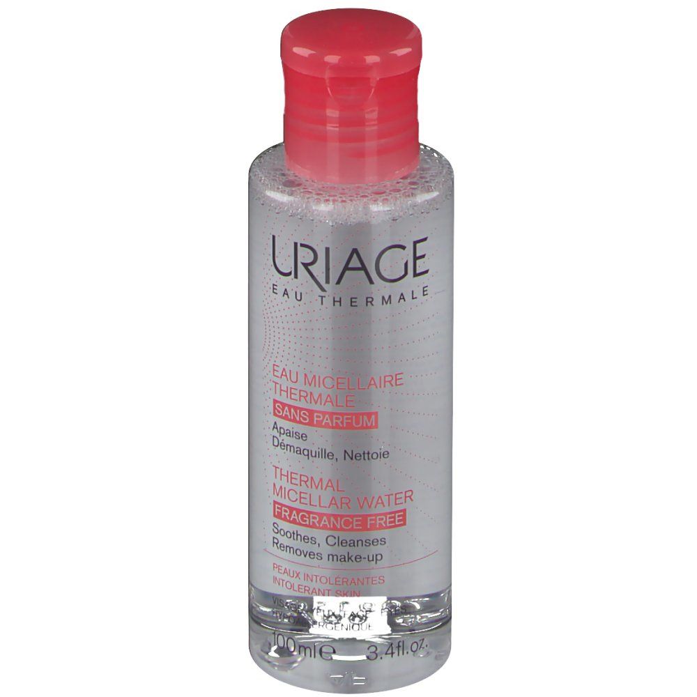 Flacon transparent avec bouchon rouge. Inscription: Uriage Eau Thermale, Thermal Micellar Water, sans parfum. Pour peaux sensibles.