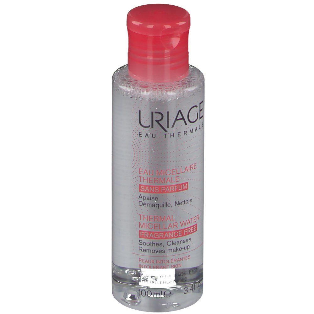 Flacon transparent avec bouchon rouge. Inscription: Uriage Eau Thermale, Thermal Micellar Water, sans parfum. Pour peaux sensibles.