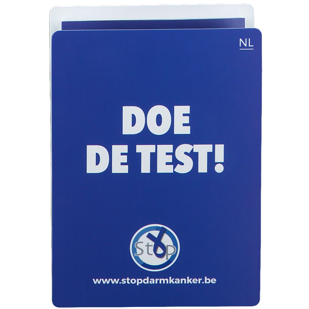 Blauwe flyer met witte tekst: DOE DE TEST! Logo Stop Darmkanker. Websiteadres.
