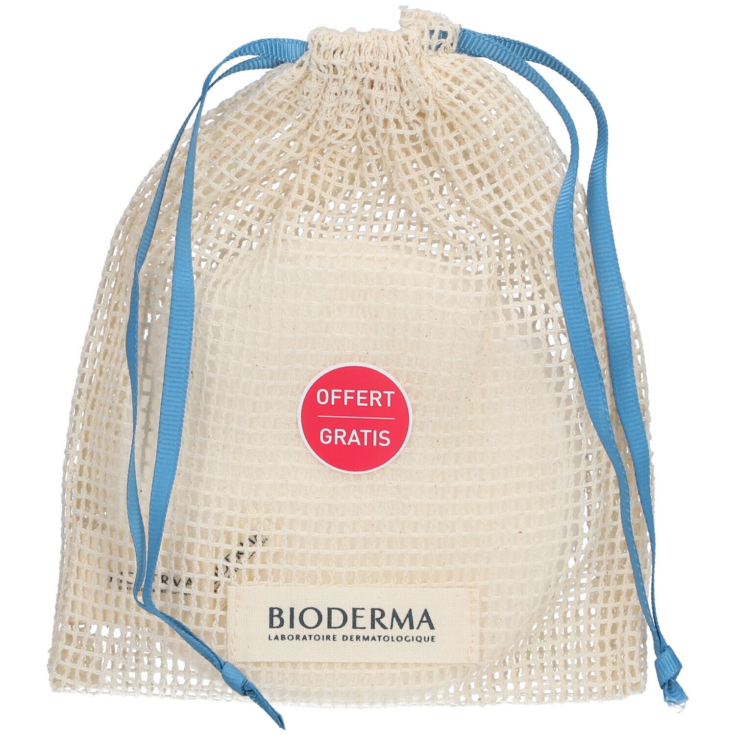 Netzak met herbruikbare make-up remover pads. Blauwe trekkoordsluiting. Rode sticker "OFFERT GRATIS". Merk Bioderma.