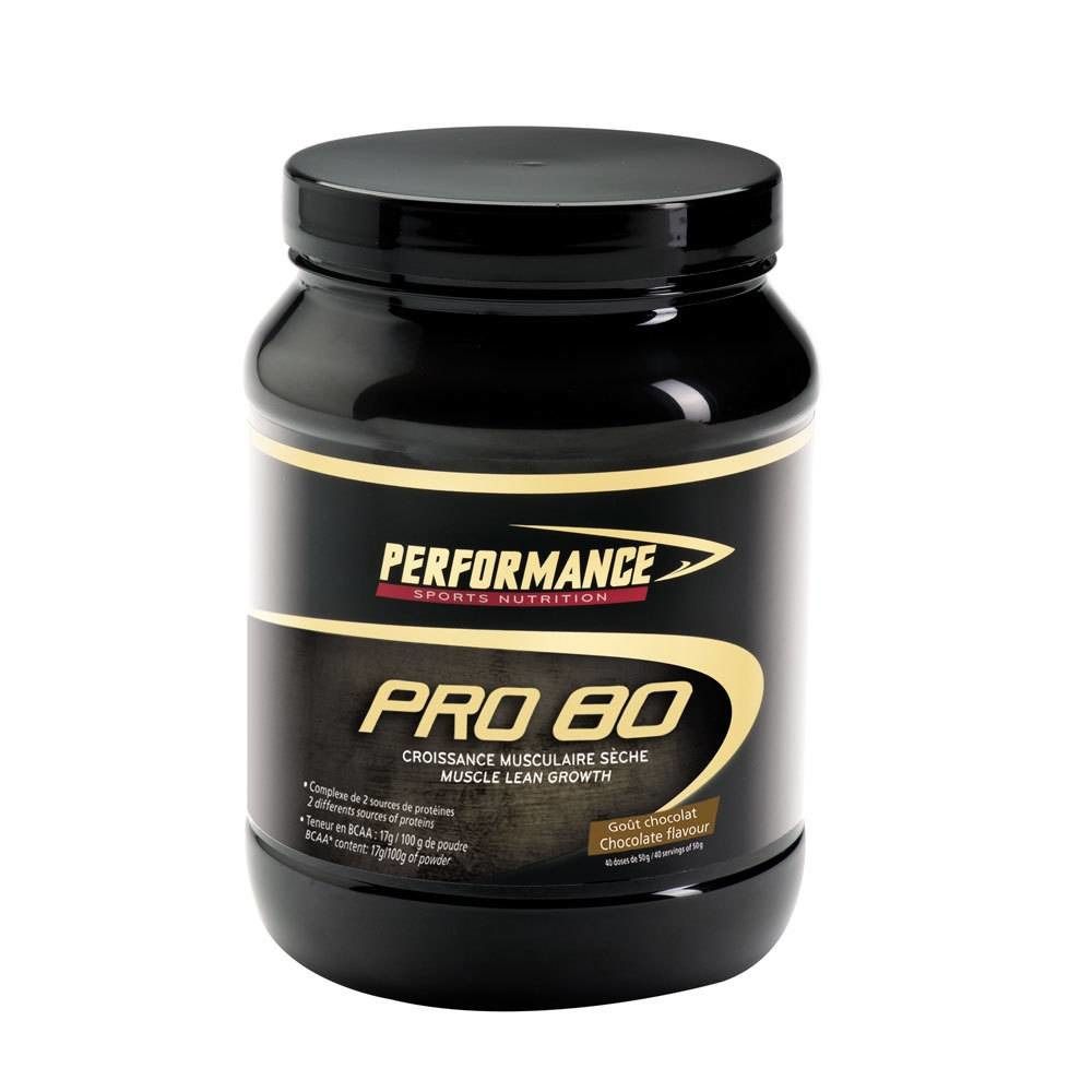 Zwarte pot met "PERFORMANCE SPORTS NUTRITION PRO 80" label. Gouden tekst, "Chocolat Flavor".