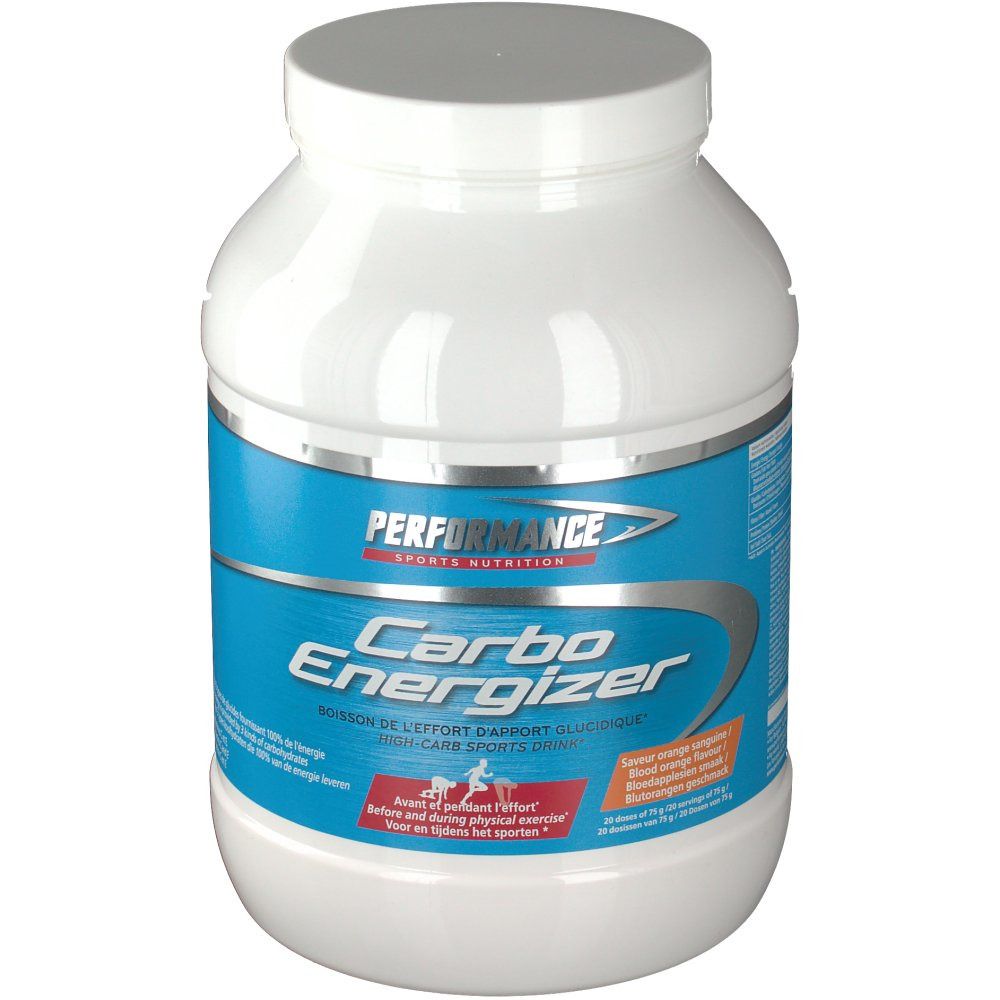 Witte pot met blauw etiket. Opschrift: Performance Carbo Energizer. Bevat koolhydraten. Voor sporters.