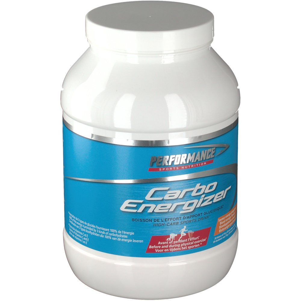 Witte pot met blauw etiket. Opschrift: Performance Carbo Energizer. Bevat koolhydraten. Voor sporters.