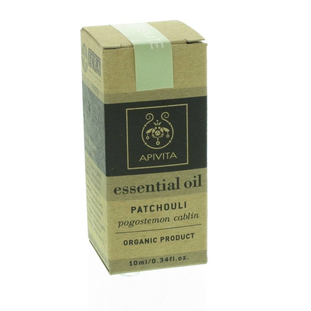 Boîte en carton avec inscription "APIVITA essential oil Patchouli". Emballage vert-brun avec informations sur le produit.