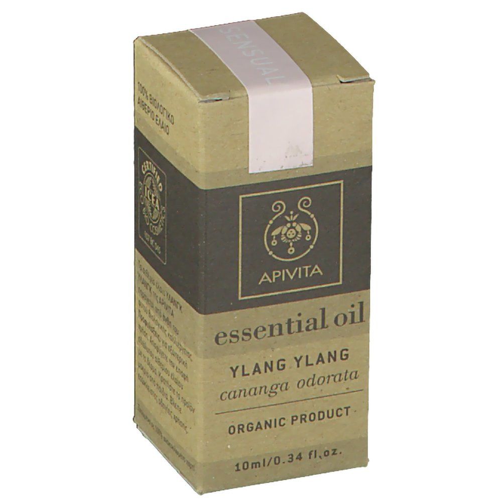 Kartonnen verpakking met productinformatie. Opschrift: APIVITA, essential oil, Ylang Ylang, cananga odorata, ORGANIC PRODUCT, 10ml/0.34 fl.oz.