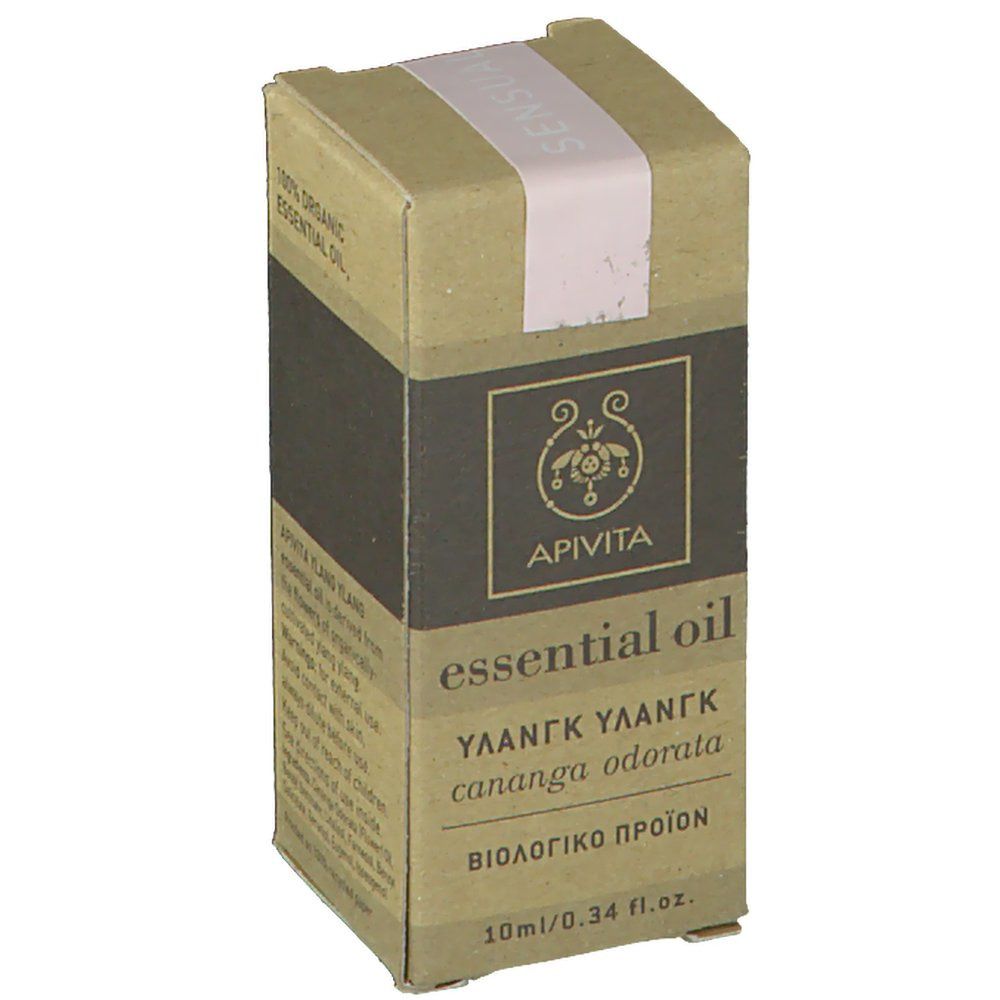 Kartonnen verpakking met productinformatie. Opschrift: APIVITA, essential oil, Ylang Ylang, cananga odorata, BIOLOGIKO ΠΡΟΪΟΝ, 10ml/0.34 fl.oz.