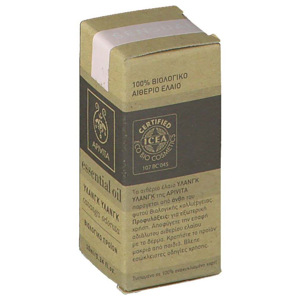 Kartonnen verpakking met productinformatie. Opschrift: APIVITA, essential oil, Ylang Ylang, cananga odorata, BIOLOGIKO ΠΡΟΪΟΝ, IICEA ECO BIO COSMETICS.
