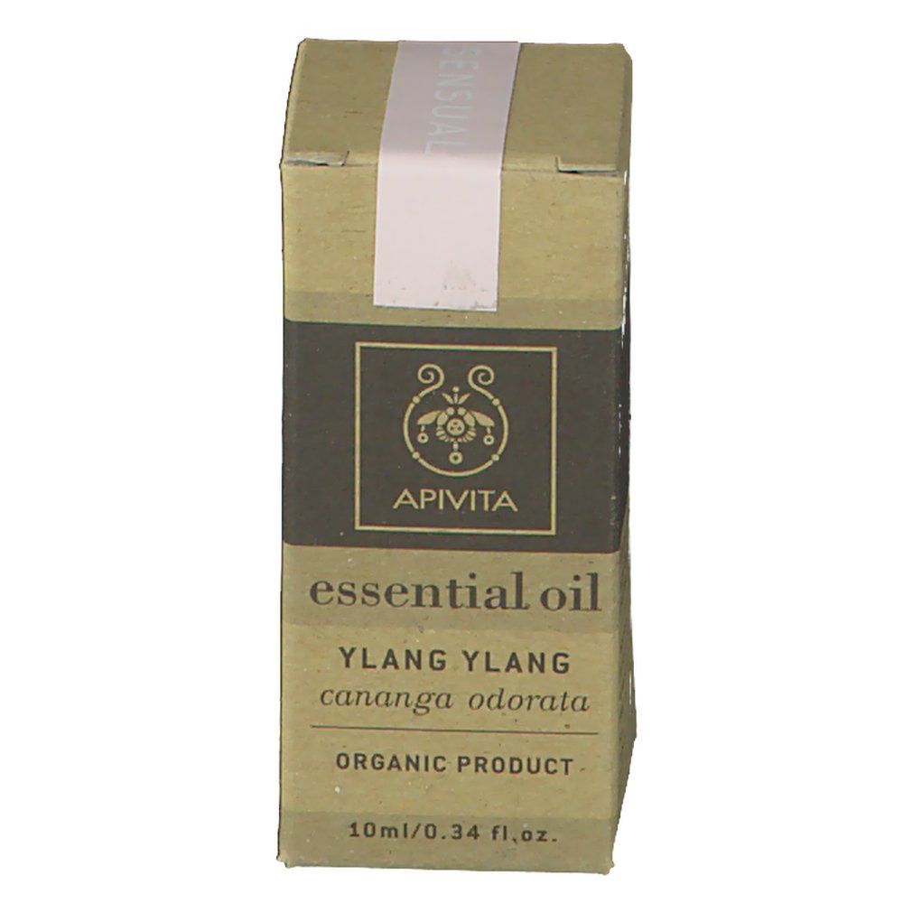 Kartonnen verpakking met productinformatie. Opschrift: APIVITA, essential oil, Ylang Ylang, cananga odorata, ORGANIC PRODUCT, 10ml/0.34 fl.oz.