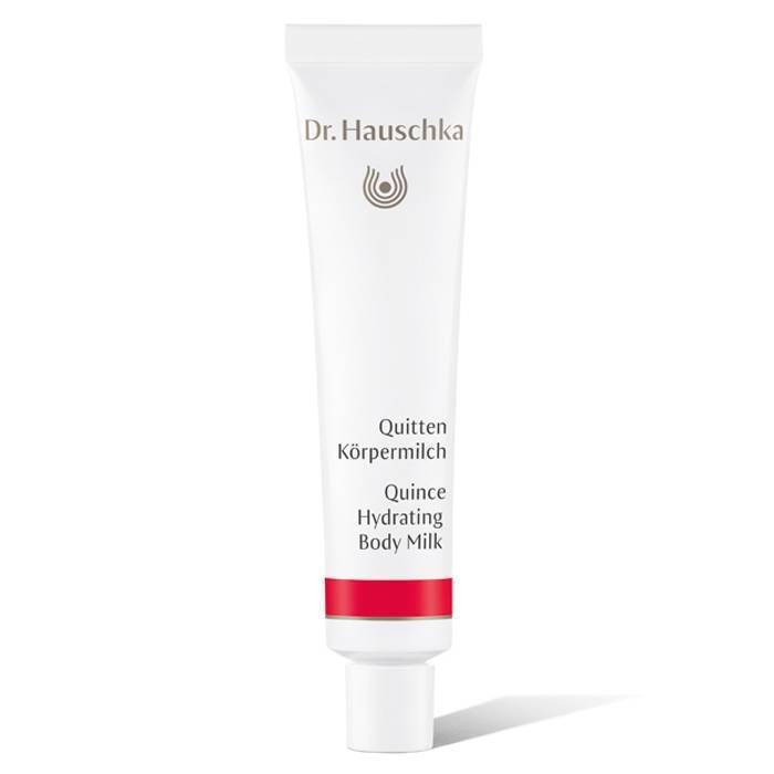 Witte tube met rode streep. Opschrift: Dr. Hauschka, Quitten Körpermilch, Quince Hydrating Body Milk.