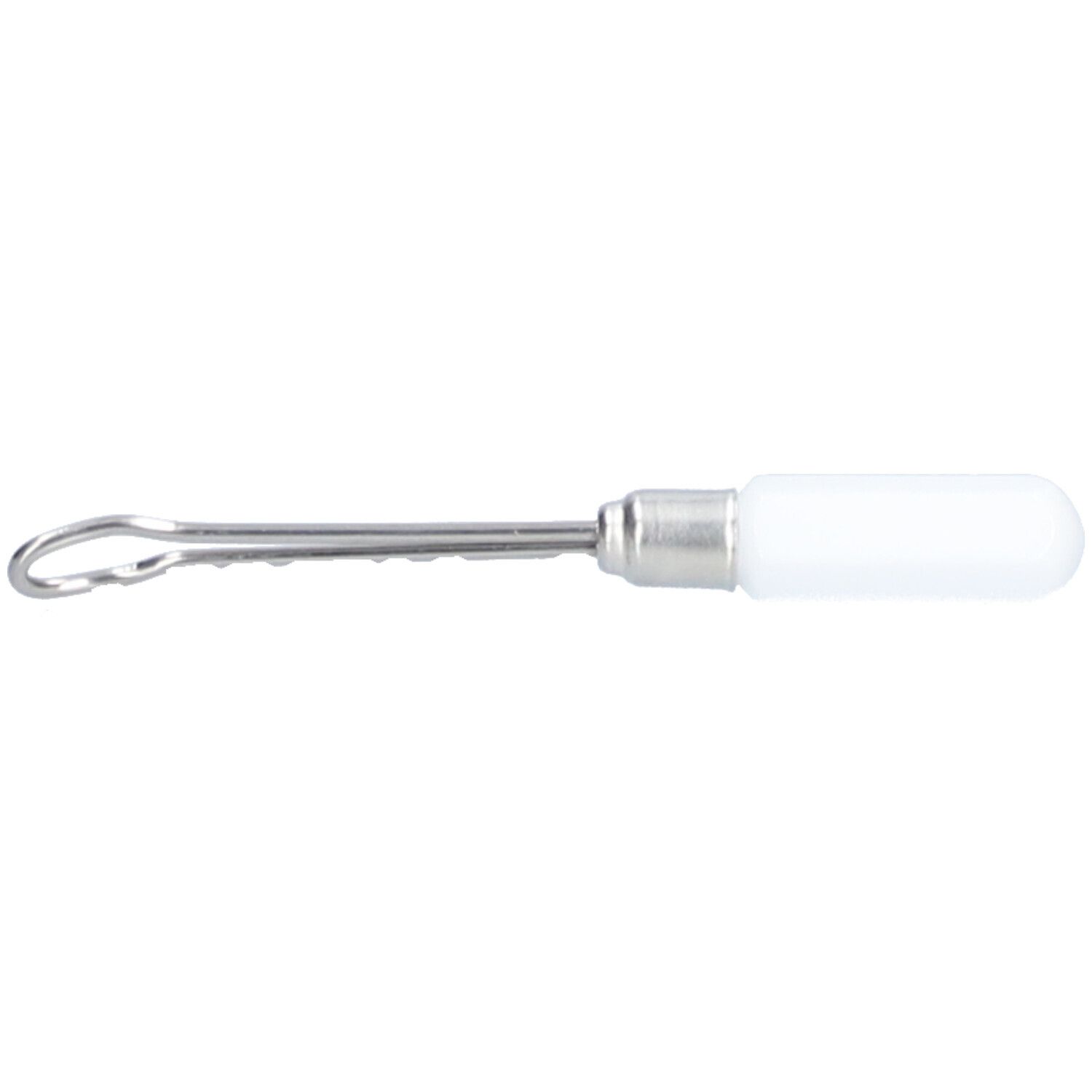 Oorreiniger met metalen staaf en witte handgreep. Aan het uiteinde van de staaf zit een lus. De handgreep is cilindrisch.