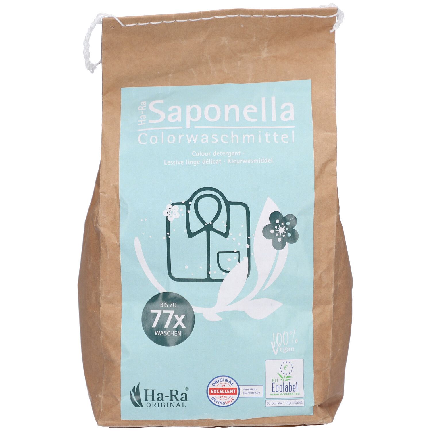 Bruine papieren zak met blauw etiket. Opschrift: Saponella Colorwaschmittel, 77 wasbeurten, Ha-Ra Original, Ecolabel.