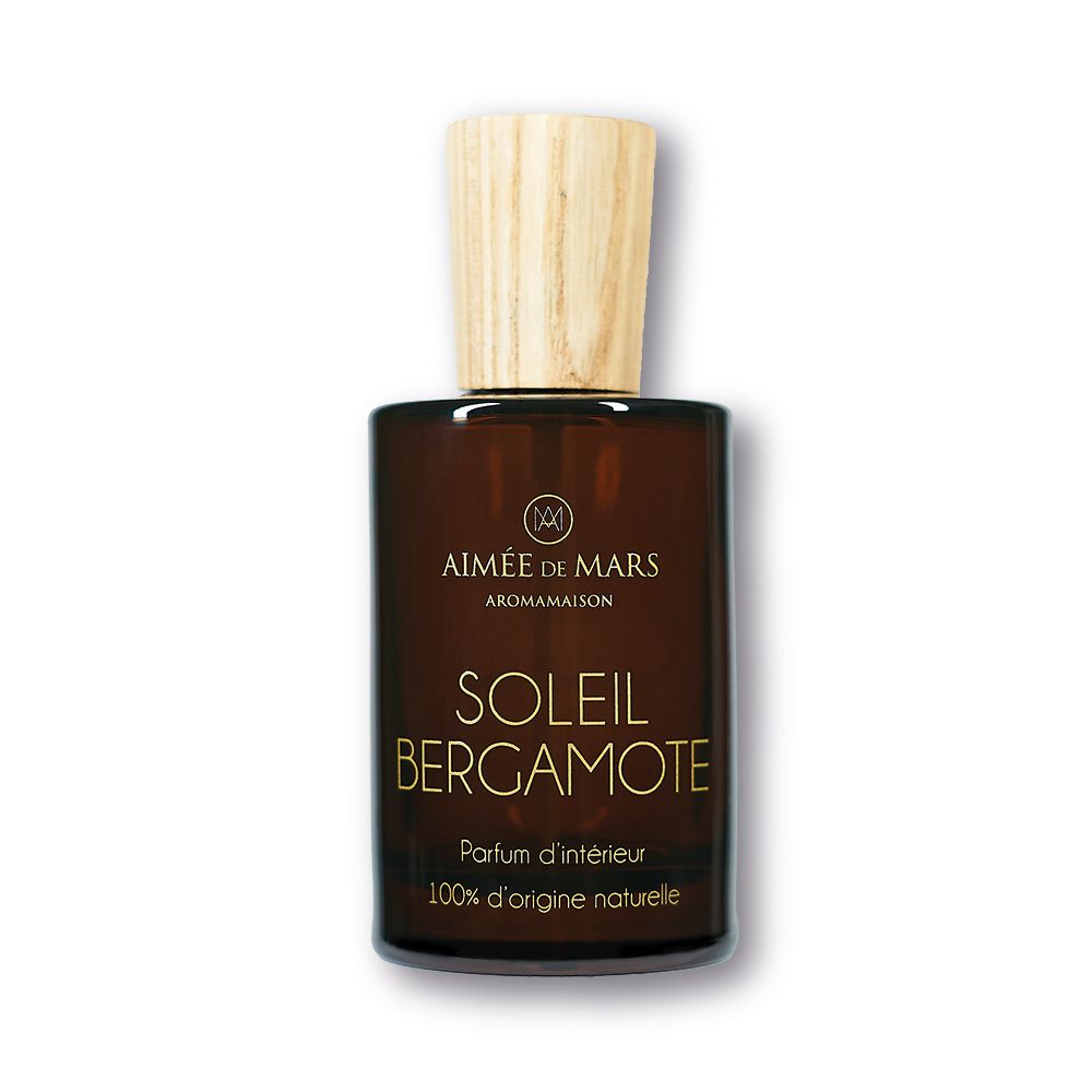 Flacon en verre brun avec bouchon en bois. Inscription: Soleil Bergamote, Parfum d'intérieur, 100% d'origine naturelle. Marque: Aimée de Mars.