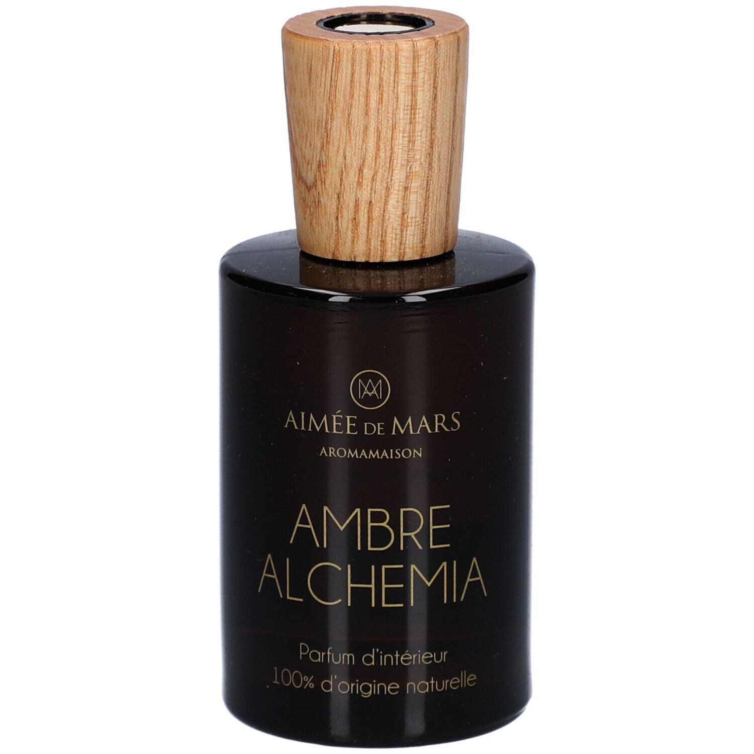 Bruine glazen fles met houten dop. Opschrift: AMBRE ALCHEMIA, Parfum d'intérieur, 100% d'origine naturelle. Merk: Aimée de Mars.