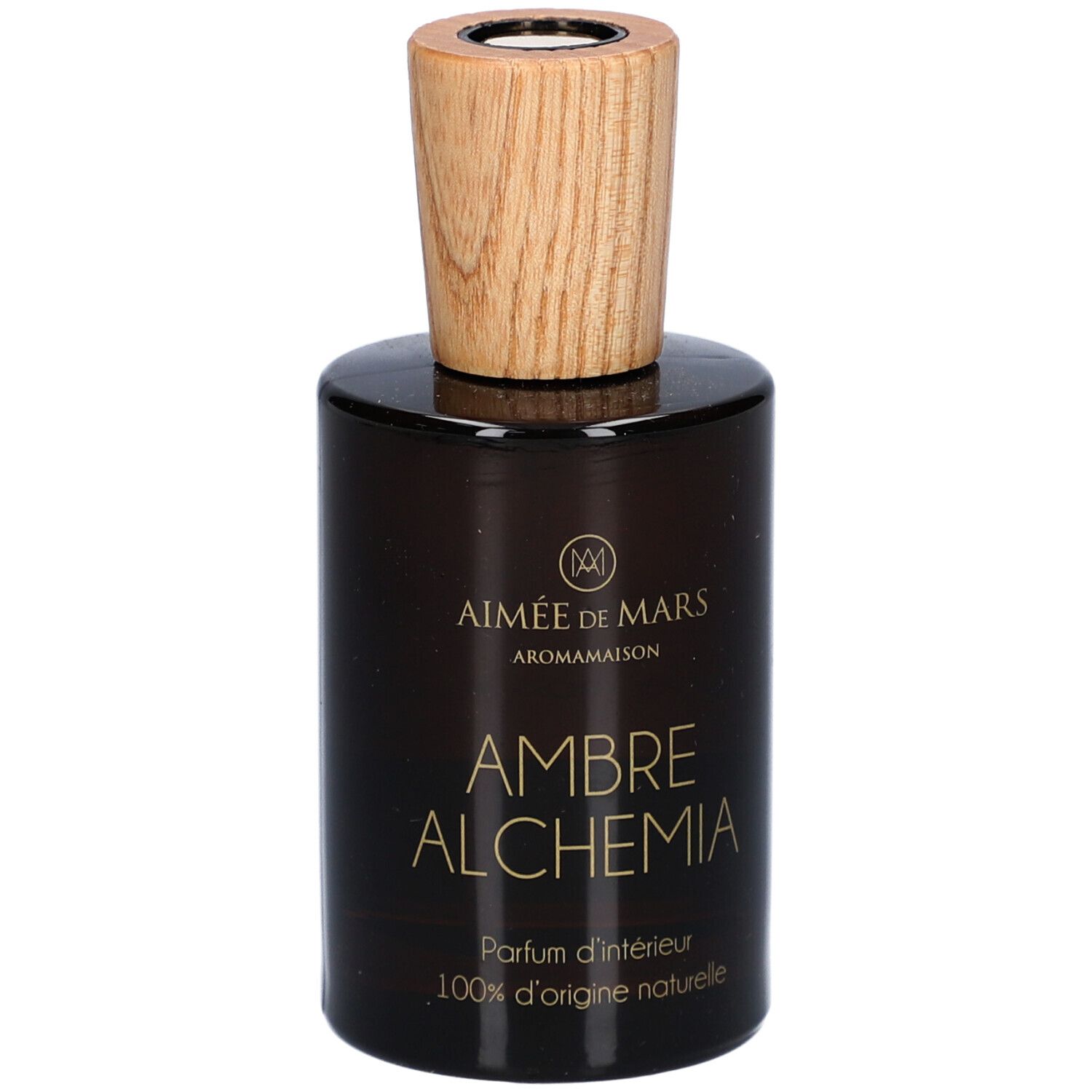 Bruine glazen fles met houten dop. Opschrift: AMBRE ALCHEMIA, Parfum d'intérieur, 100% d'origine naturelle. Merk: Aimée de Mars.