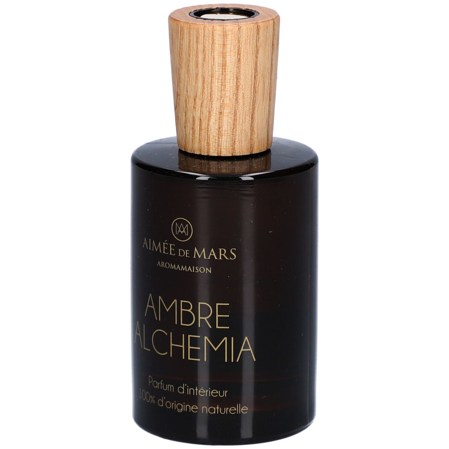 Bruine glazen fles met houten dop. Opschrift: AMBRE ALCHEMIA, Parfum d'intérieur, 100% d'origine naturelle. Merk: Aimée de Mars.