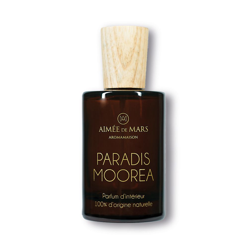 Bruine glazen fles met houten dop. Opschrift: Aimée de Mars, Paradis Moorea, Parfum d'intérieur, 100% d'origine naturelle.