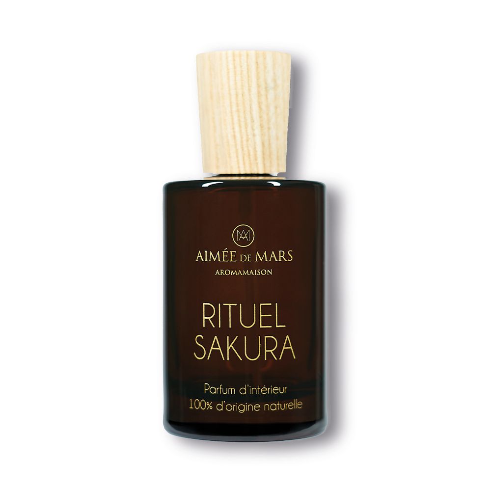 Bruine glazen fles met houten dop. Opschrift: RITUEL SAKURA, Parfum d'intérieur, 100% d'origine naturelle. Merk zichtbaar.