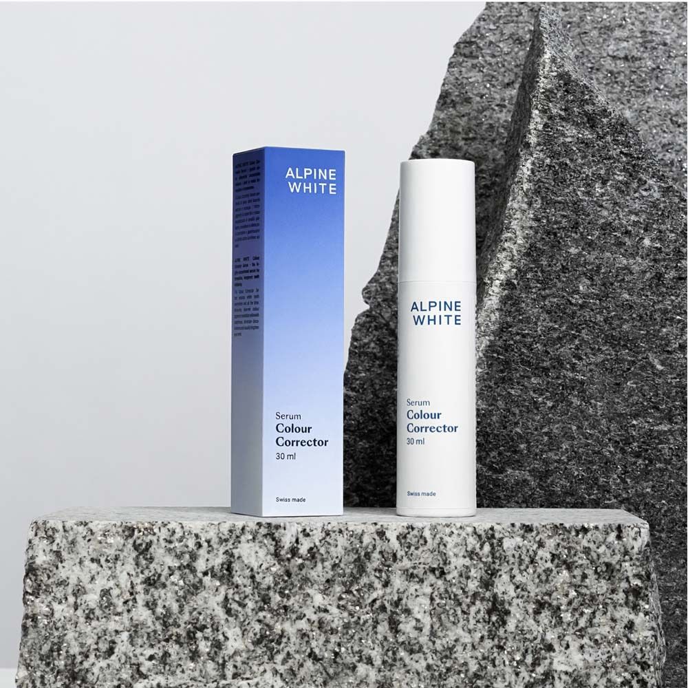 Serum en verpakking. Wit serum, blauwe verpakking met productinformatie en logo.