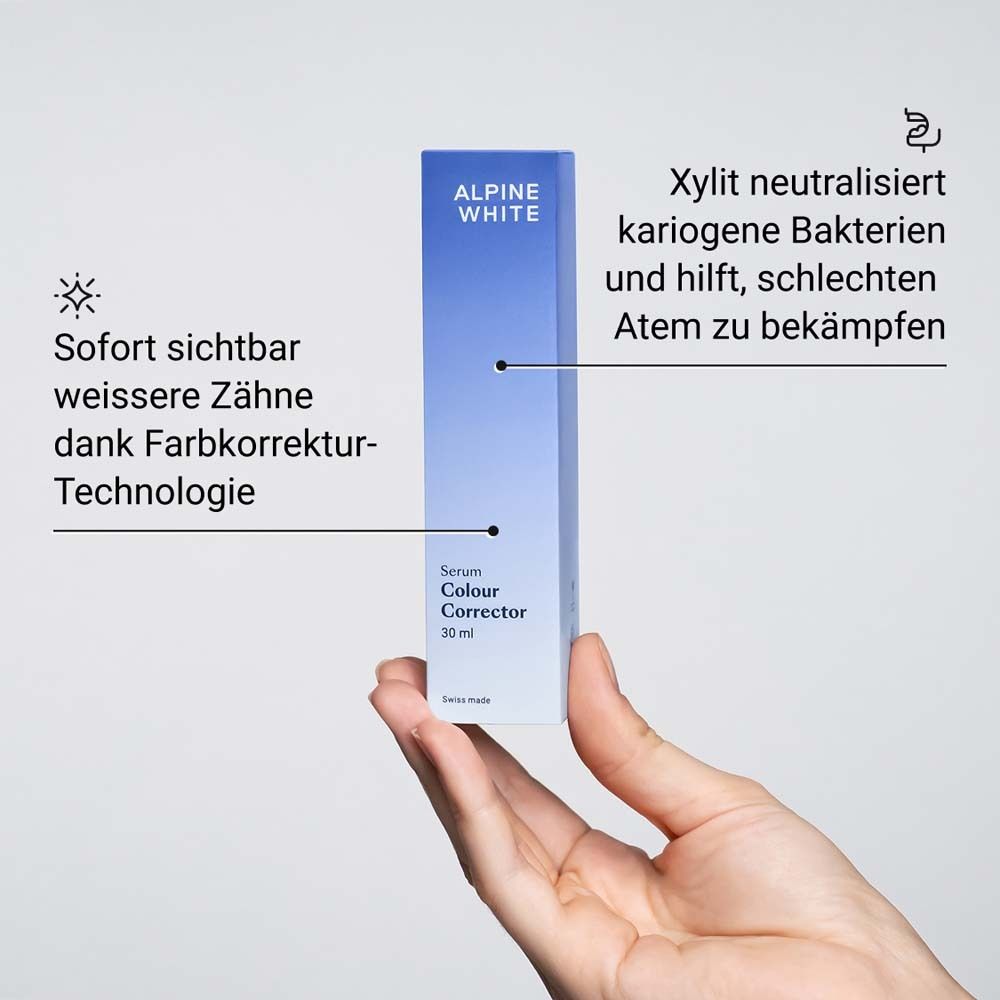 Hand houdt verpakking vast. Tekst: ALPINE WHITE, Serum Colour Corrector, 30 ml. Tekst en illustraties.