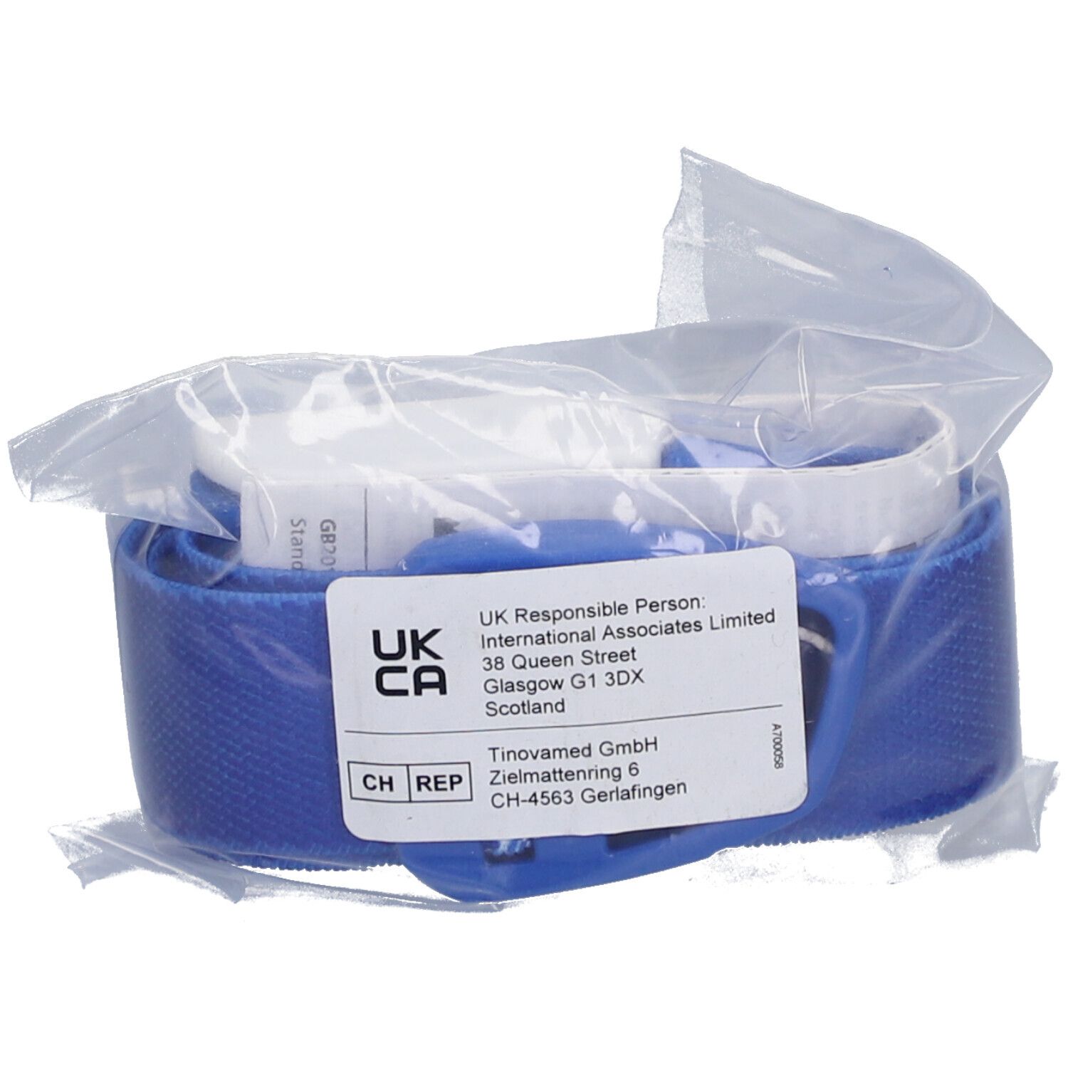 Blauwe tourniquet in plastic verpakking. Etiket: UKCA, CH REP, adres.