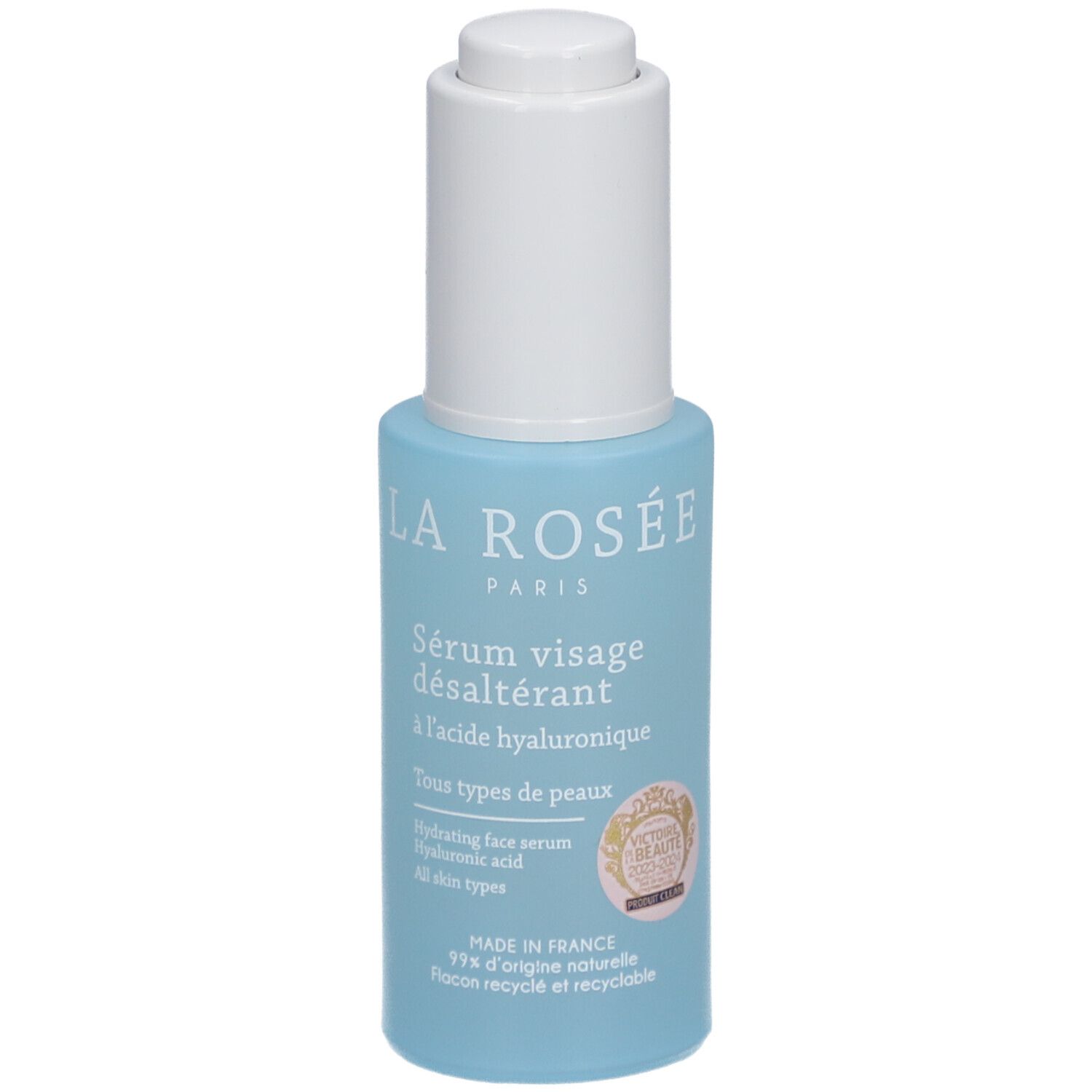 Lichtblauwe fles met witte dop. Opschrift: La Rosée, Sérum visage désaltérant à l'acide hyaluronique. Met certificering.