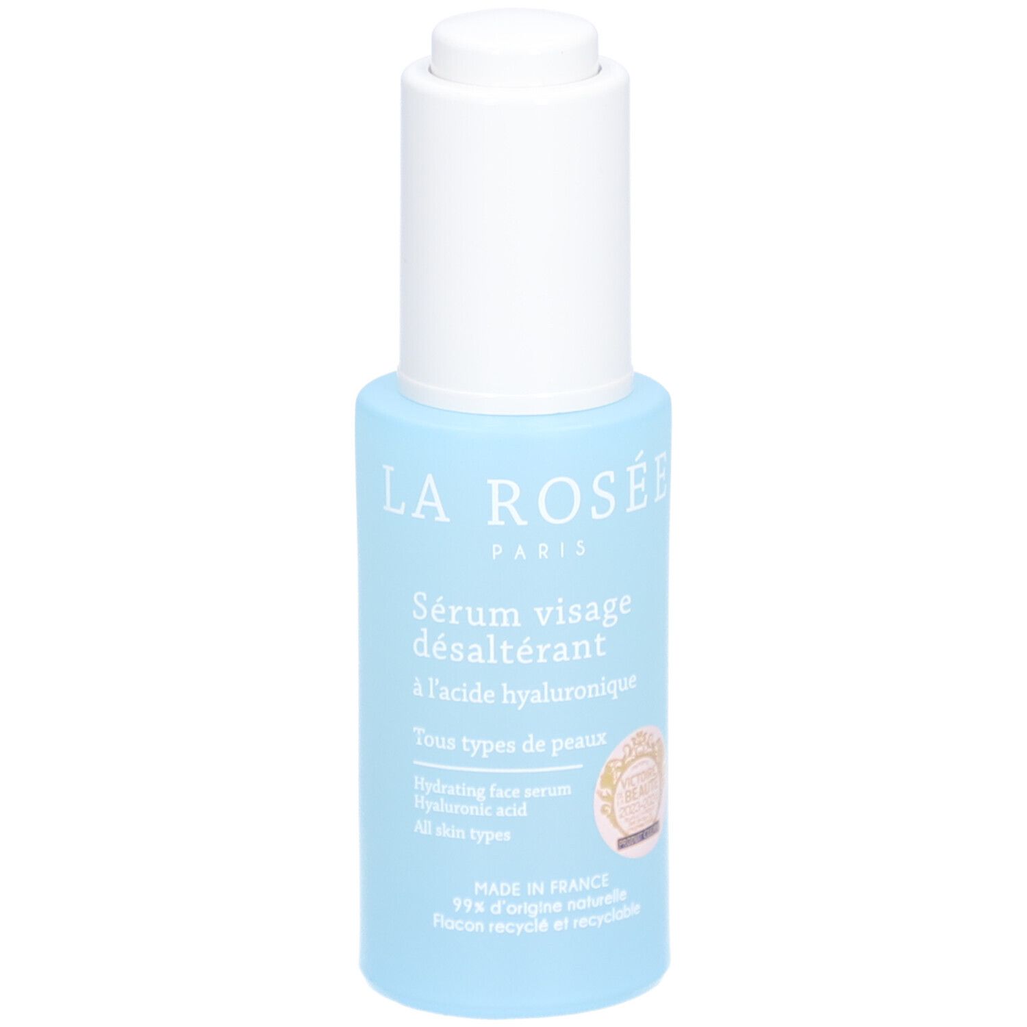 Lichtblauwe fles met witte dop. Opschrift: La Rosée, Sérum visage désaltérant à l'acide hyaluronique. Met certificering.