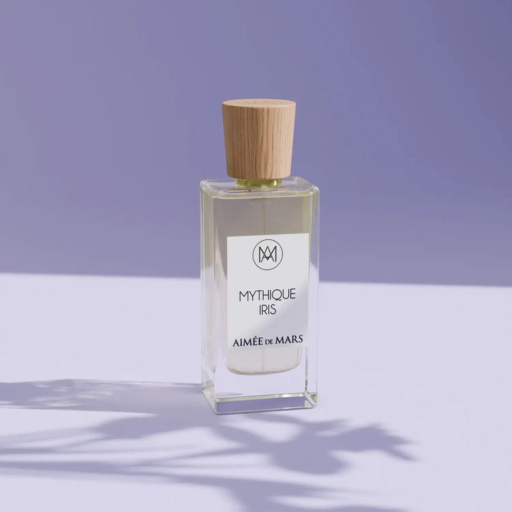 Flacon de parfum avec bouchon en bois. L'étiquette indique "Mythique Iris" et "Aimée de Mars".