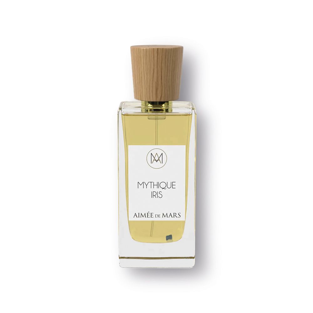 Flacon de parfum avec bouchon en bois. Inscription : Mythique Iris, Aimée de Mars. Flacon rectangulaire en verre avec liquide doré.