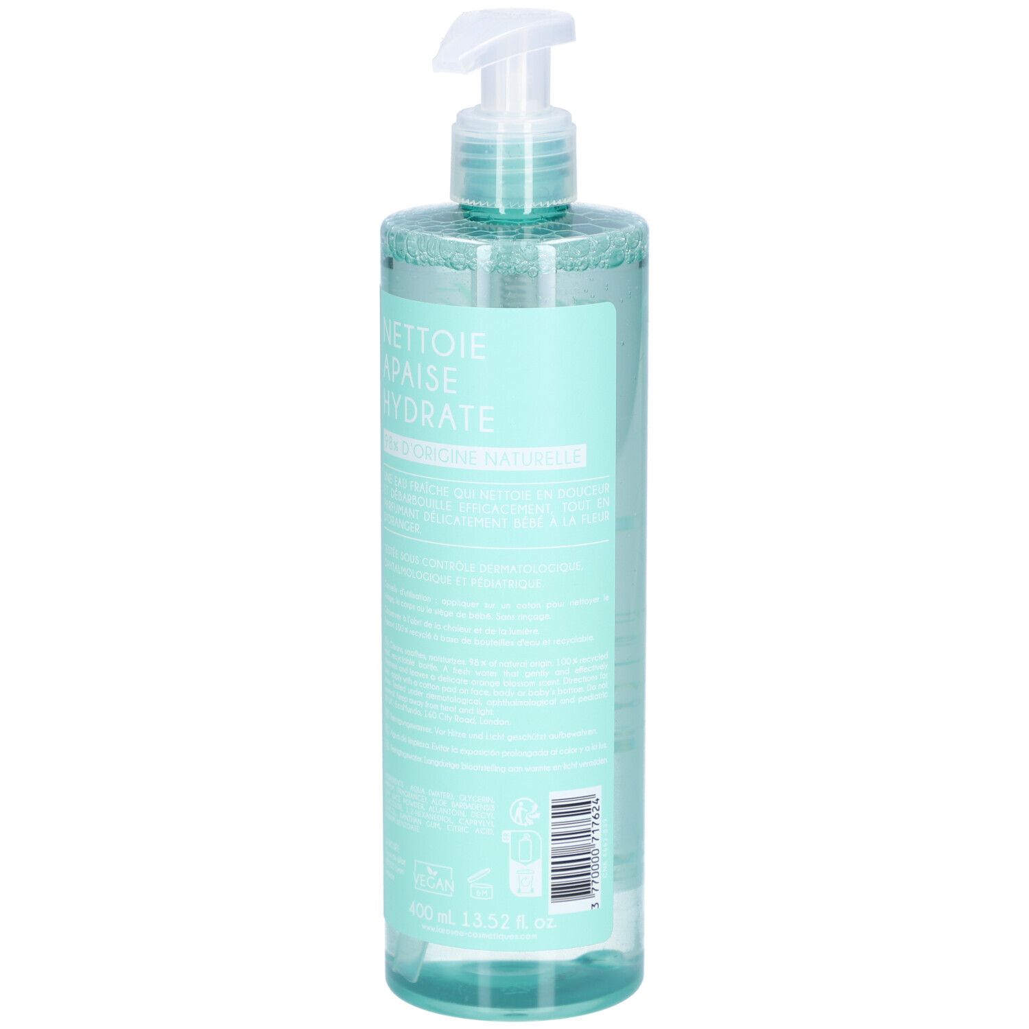 Vue arrière d'un flacon d'eau nettoyante. Liquide turquoise, tête de pompe blanche. Texte sur l'étiquette.