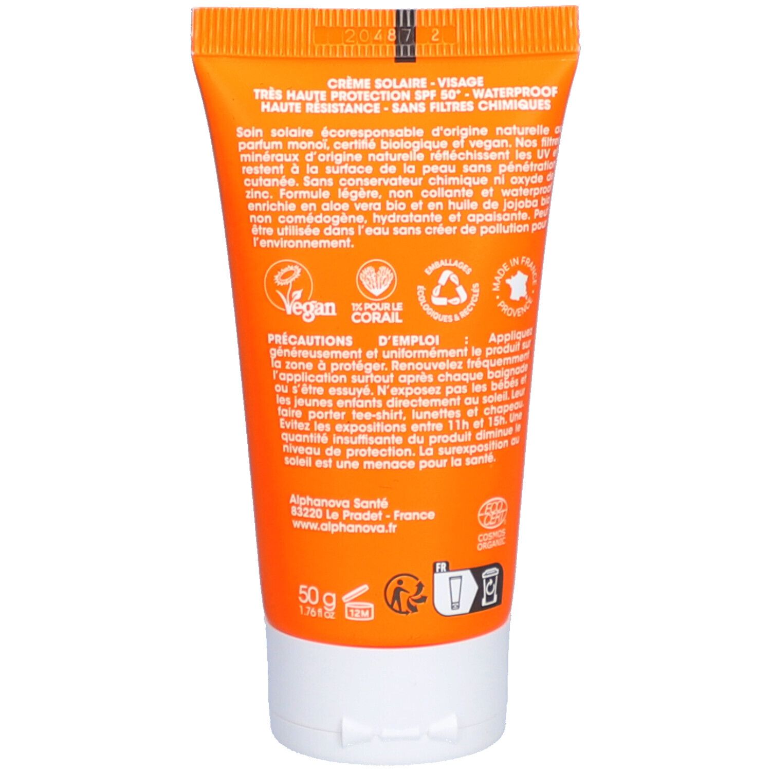 Achterkant van de zonnecrèmetube. Meertalige tekst. Vegan logo, recycling symbool, 50g en andere symbolen.