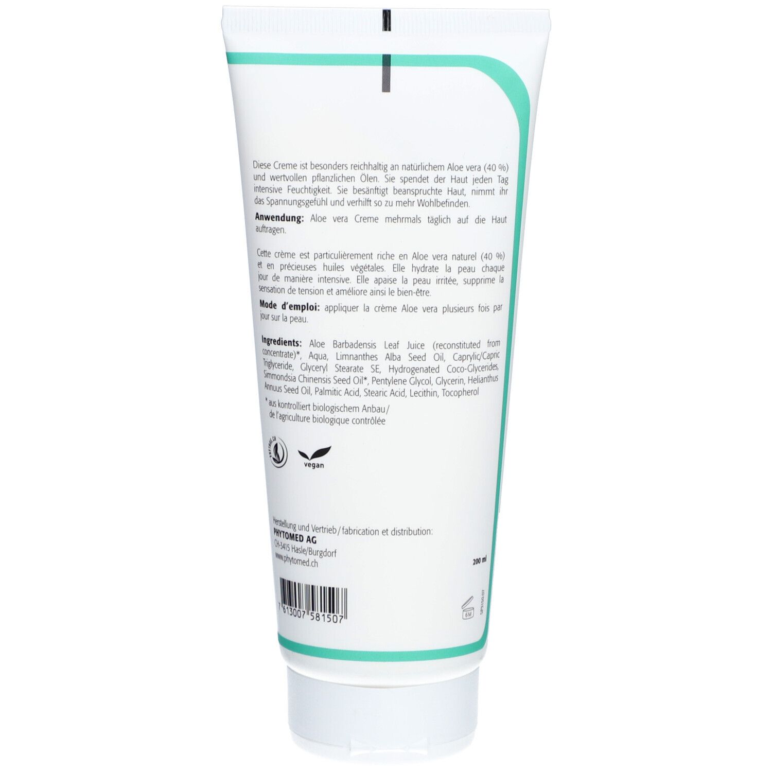 Achterkant van de crèmetube. Tekst: ingrediënten, gebruiksaanwijzing, fabrikant. Vegan-keurmerk. Turquoise-witte kleurstelling.