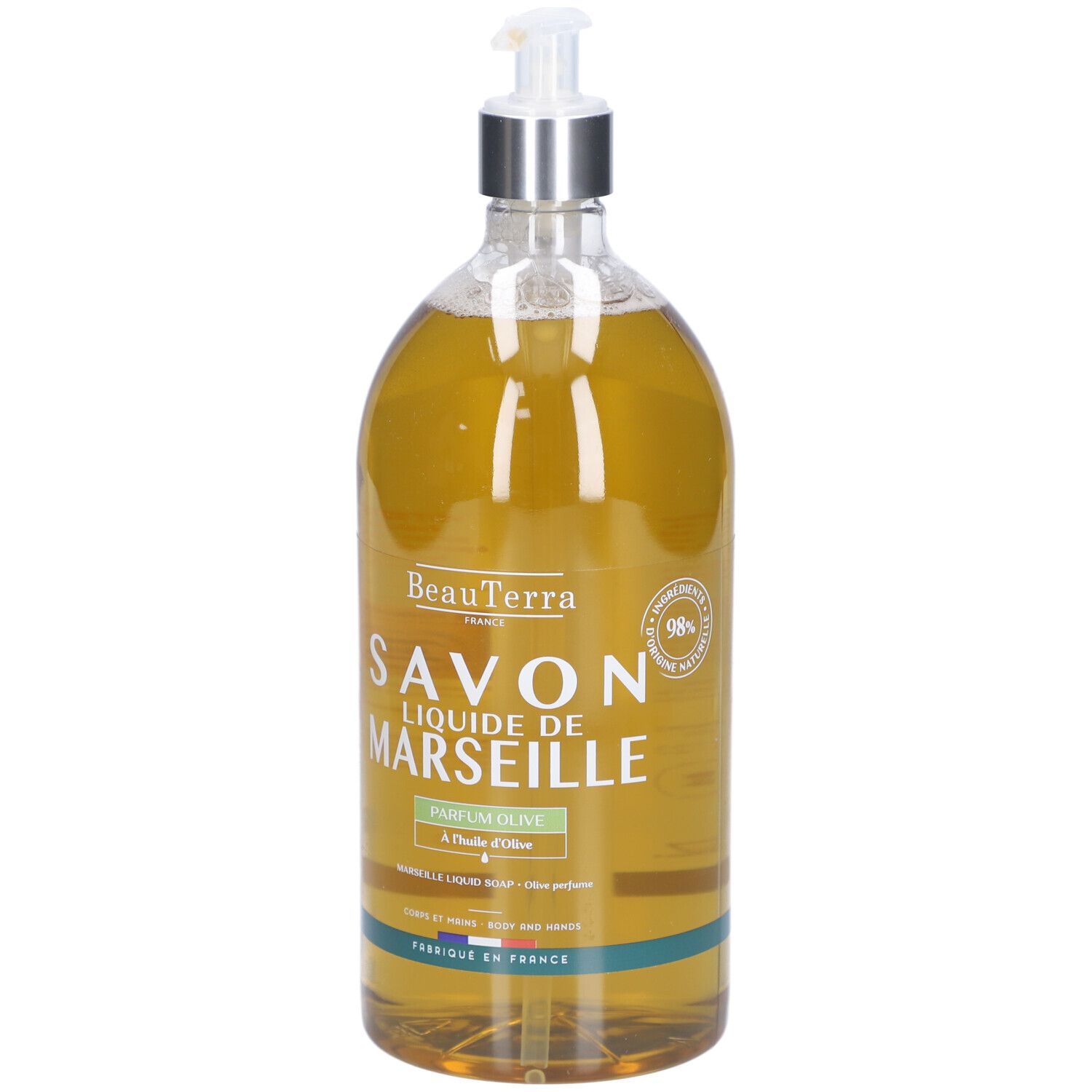 Vloeibare zeep in een transparante fles met dispenser. Opschrift: Savon Liquide de Marseille, Parfum Olive. 98% ingrediënten van natuurlijke oorsprong.