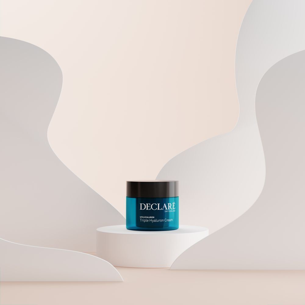 Crèmepot op sokkel. Achtergrond met witte vormen. Opschrift: DECLARÉ, Vita Hyaluron Triple Hyaluron Cream.