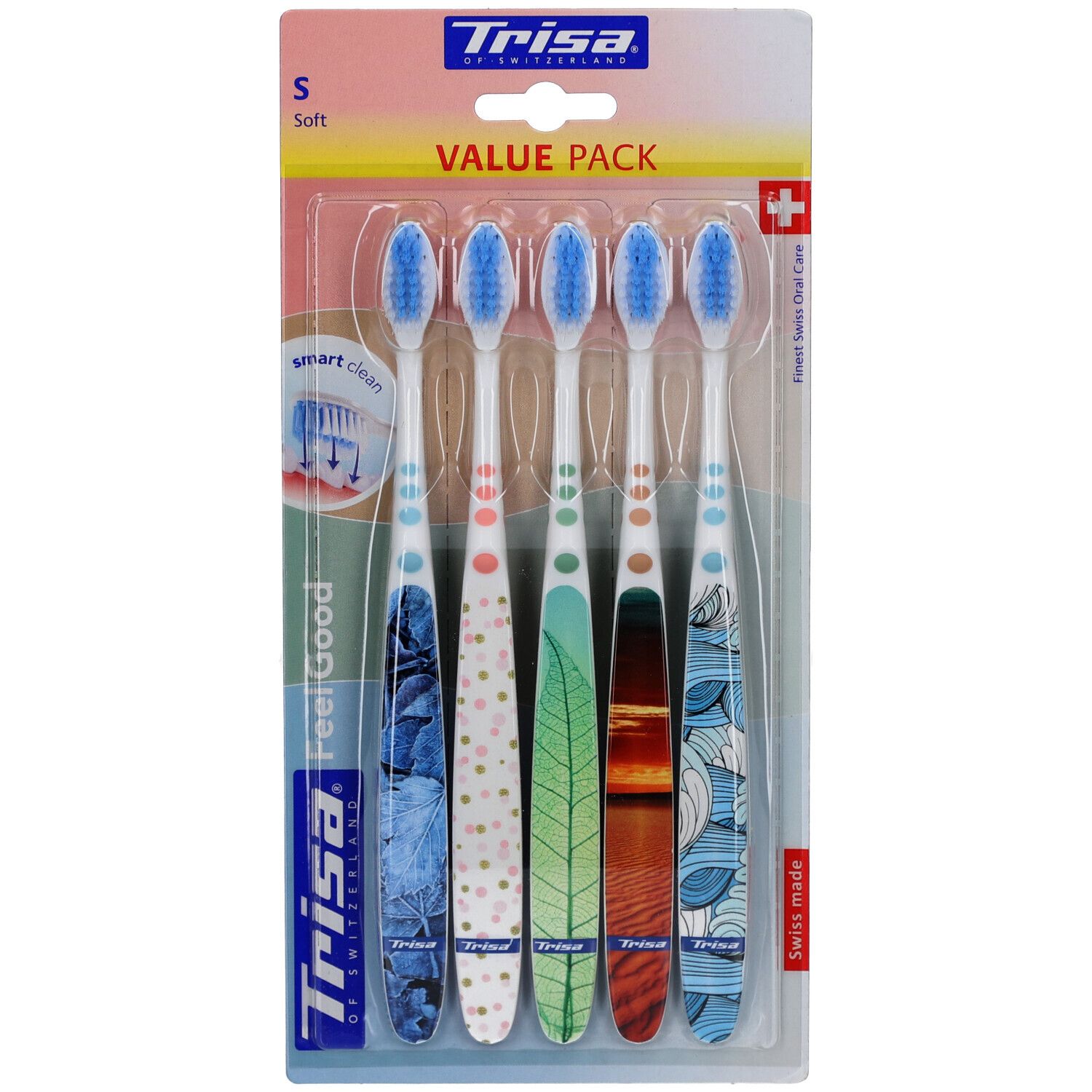 Verpakking met 5 tandenborstels. Blauwe borstelharen, gekleurde handvatten. Merk Trisa, tekst "Feel Good". "Soft" en "Value Pack" zichtbaar.