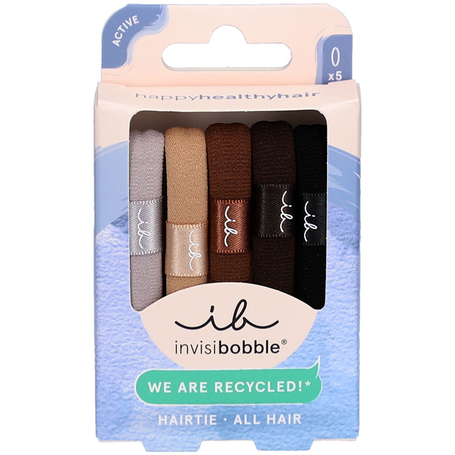 Verpakking met vijf bruine haarbanden. Merk: Invisibobble. Opschrift: "WE ARE RECYCLED!"