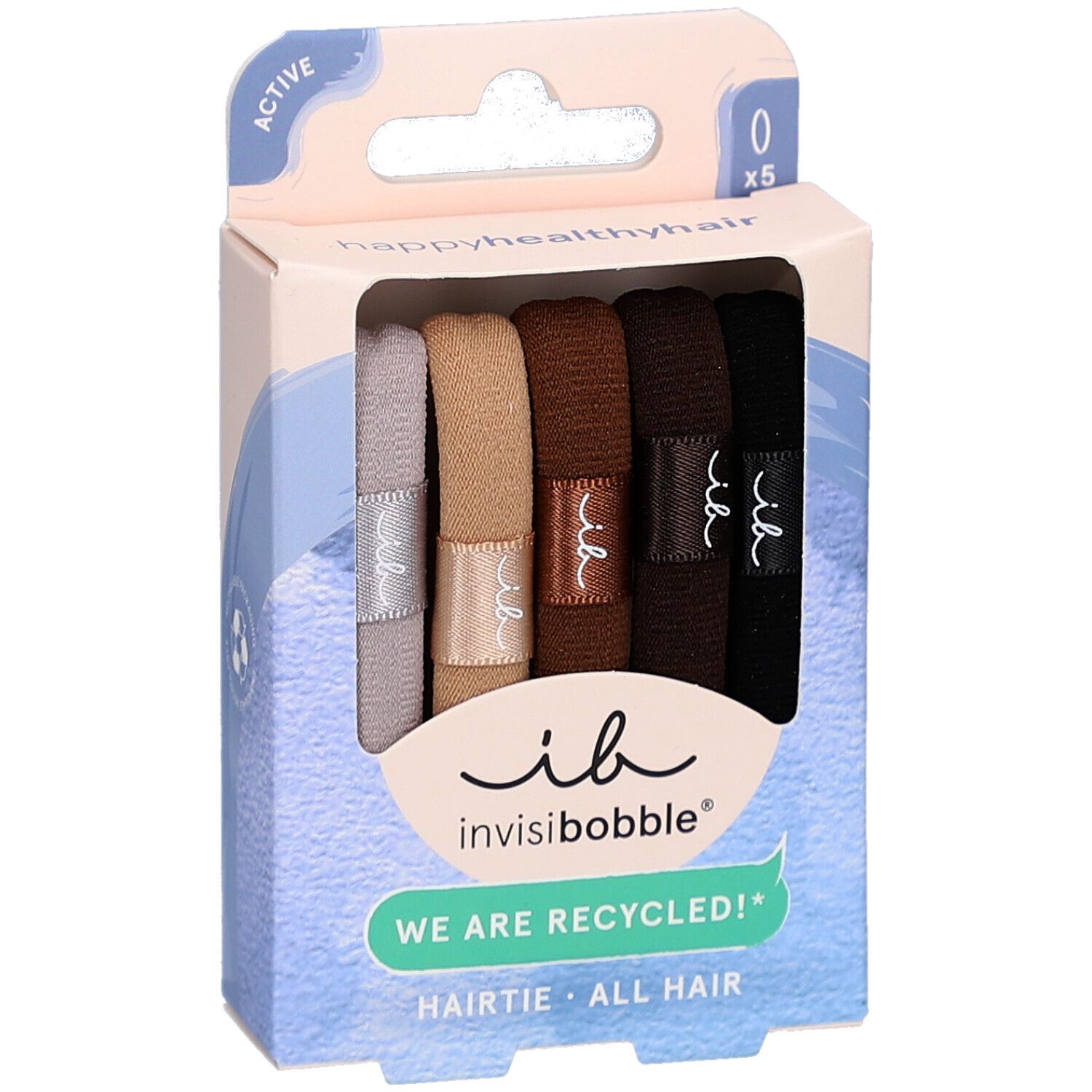 Verpakking met vijf bruine haarbanden. Merk: Invisibobble. Opschrift: "WE ARE RECYCLED!"