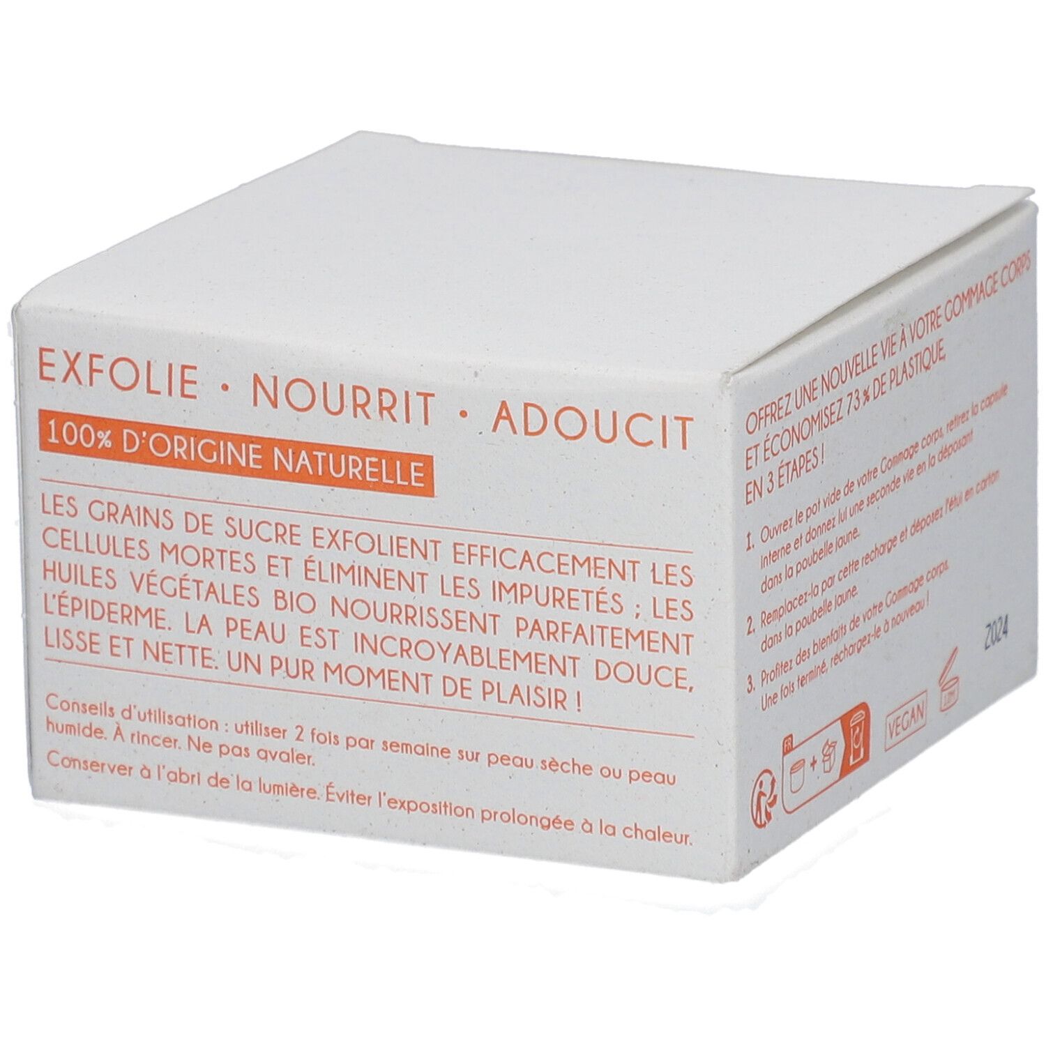 Boîte blanche avec texte. Inscription: EXFOLIE. NOURRIT. ADOUCIT. 100% D'ORIGINE NATURELLE. Texte en français.