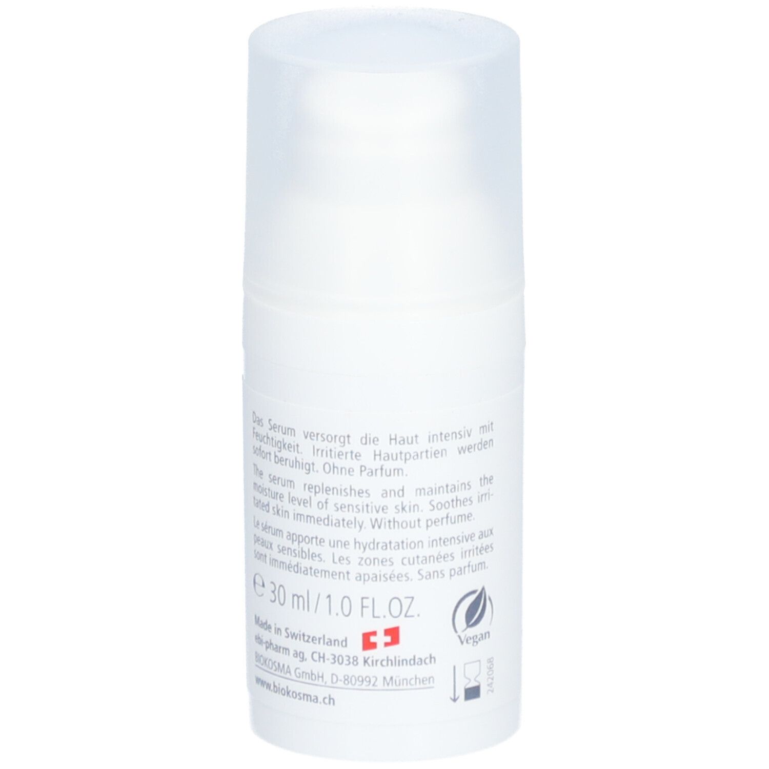 Biokosma Moisturising Serum. Witte fles, achterkant. Tekst: ingrediënten, vegan logo, herkomst Zwitserland.