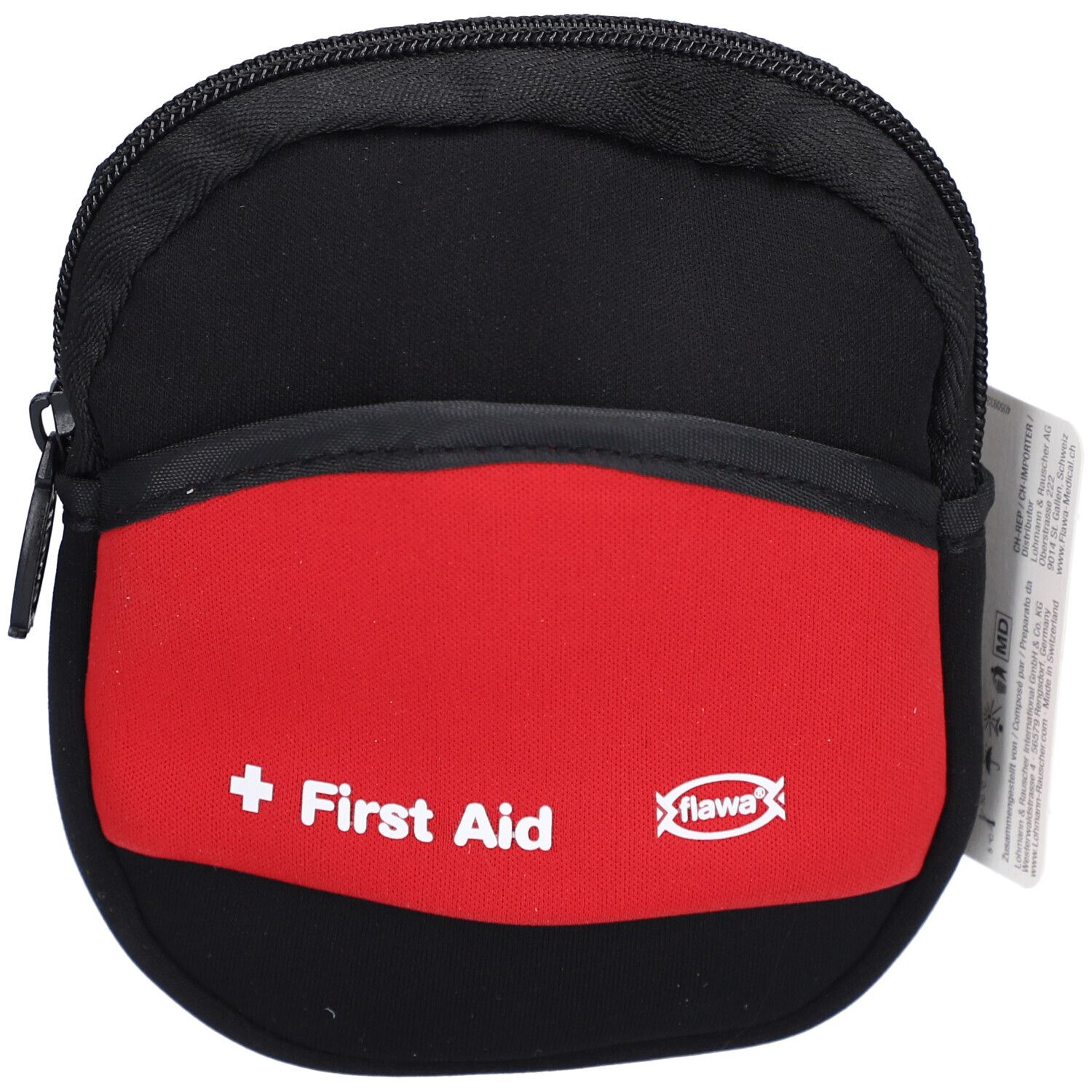 Rode en zwarte tas met rits. Opschrift "First Aid" en logo. Label met productinformatie.
