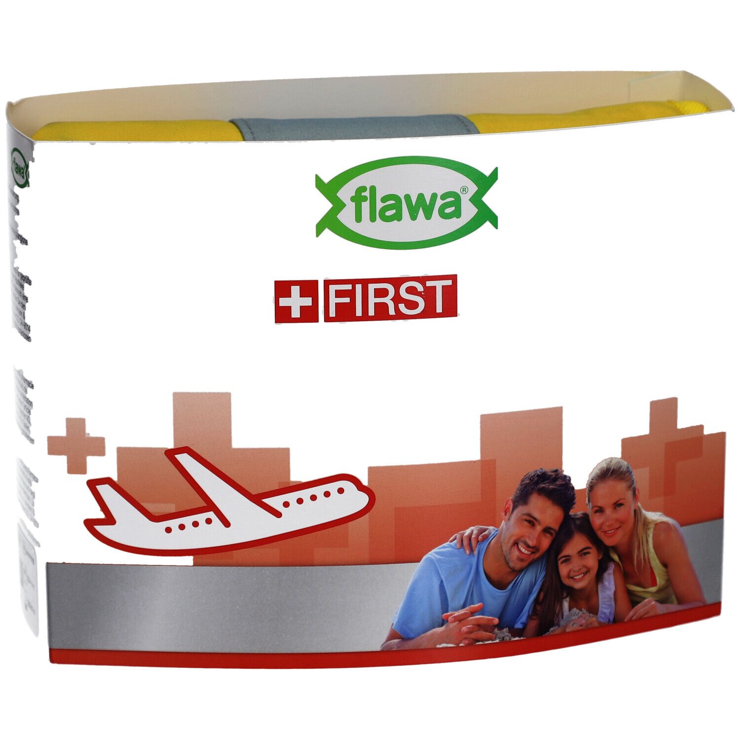 Verpakking van de FLAWA reisapotheek. Logo, tekst "FIRST AID" en familie. Achtergrond met stadsgezicht.