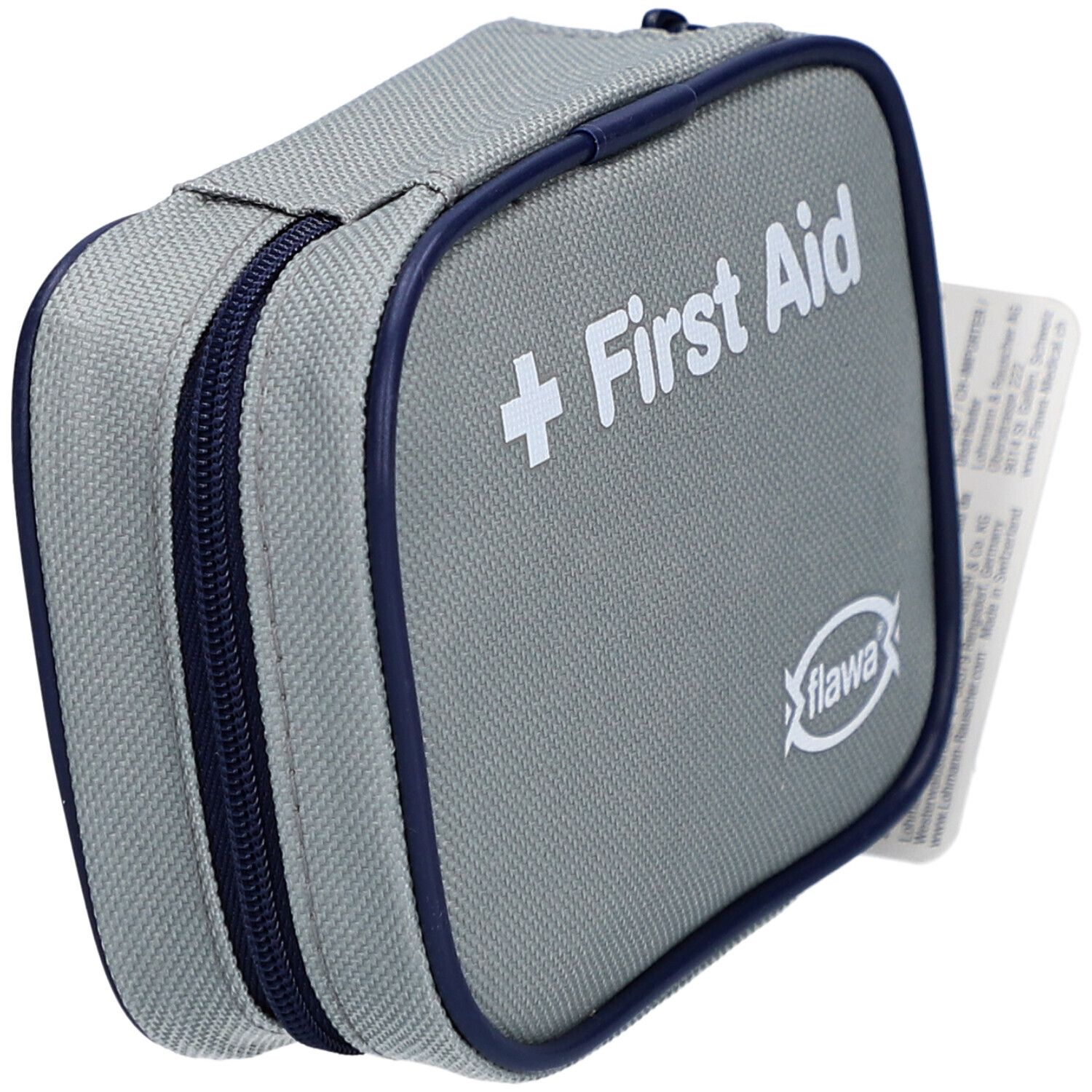 Trousse de premiers secours grise avec fermeture éclair et bordure bleues. Inscription : Croix blanche et "First Aid", logo "flawa".