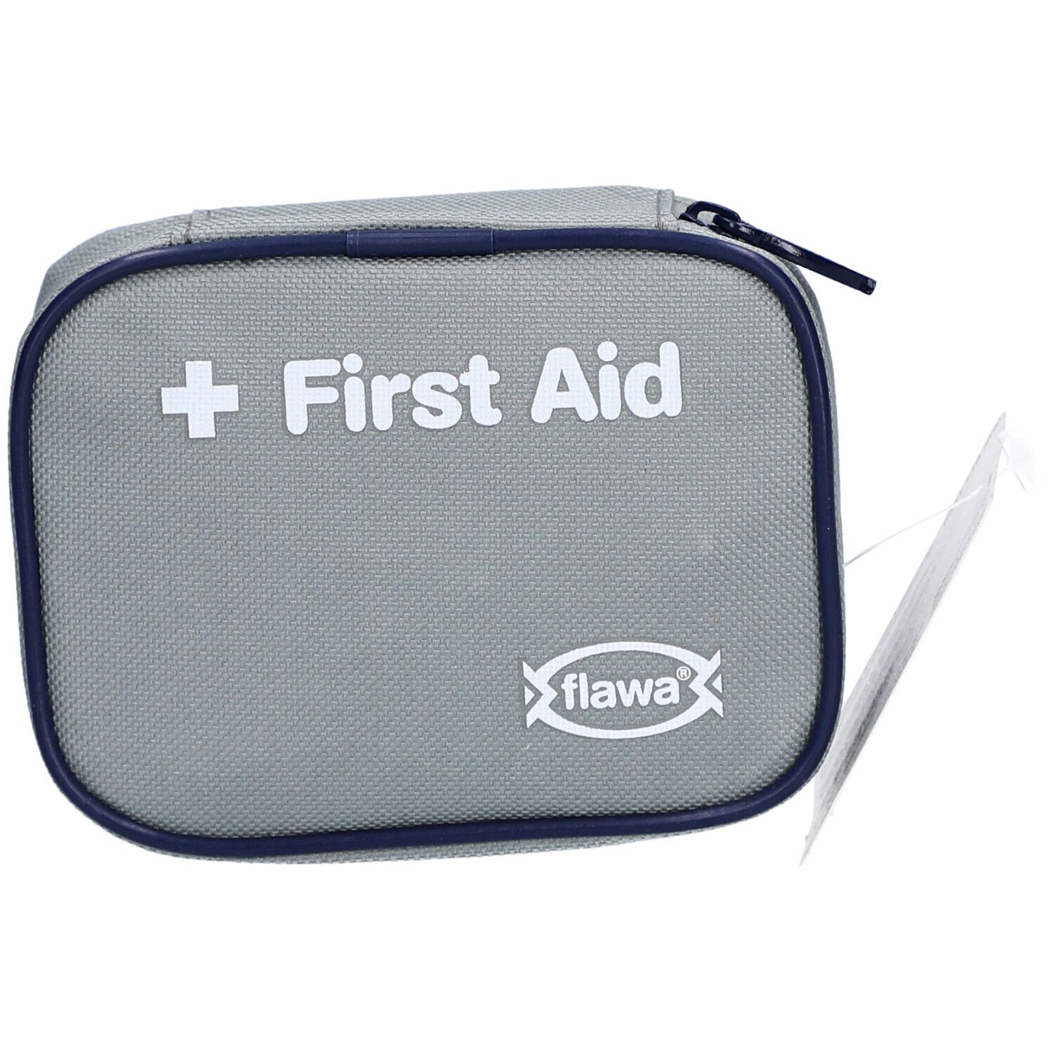 Trousse de premiers secours grise avec fermeture éclair et bordure bleues. Inscription : Croix blanche et "First Aid", logo "flawa".