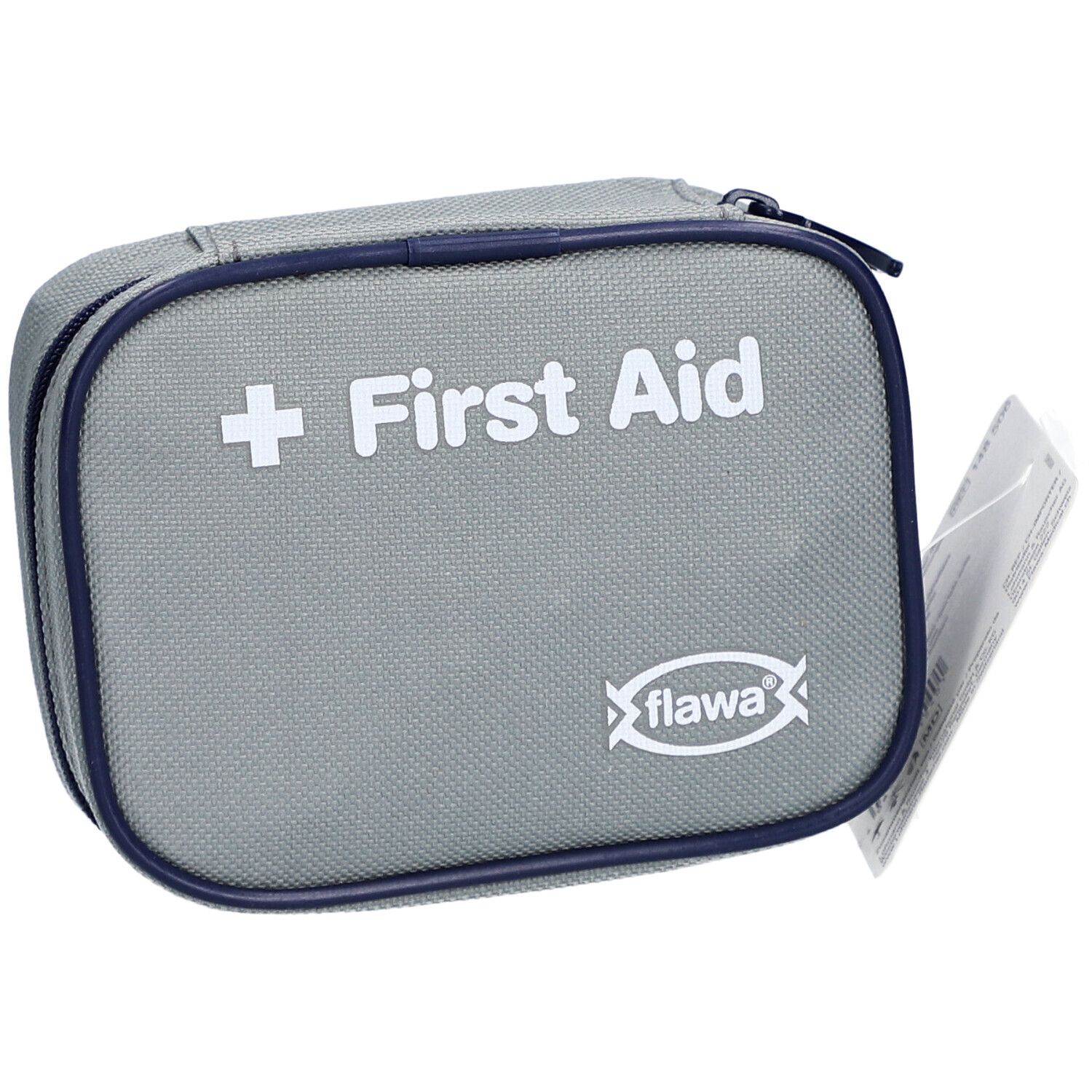 Trousse de premiers secours grise avec fermeture éclair et bordure bleues. Inscription : Croix blanche et "First Aid", logo "flawa".