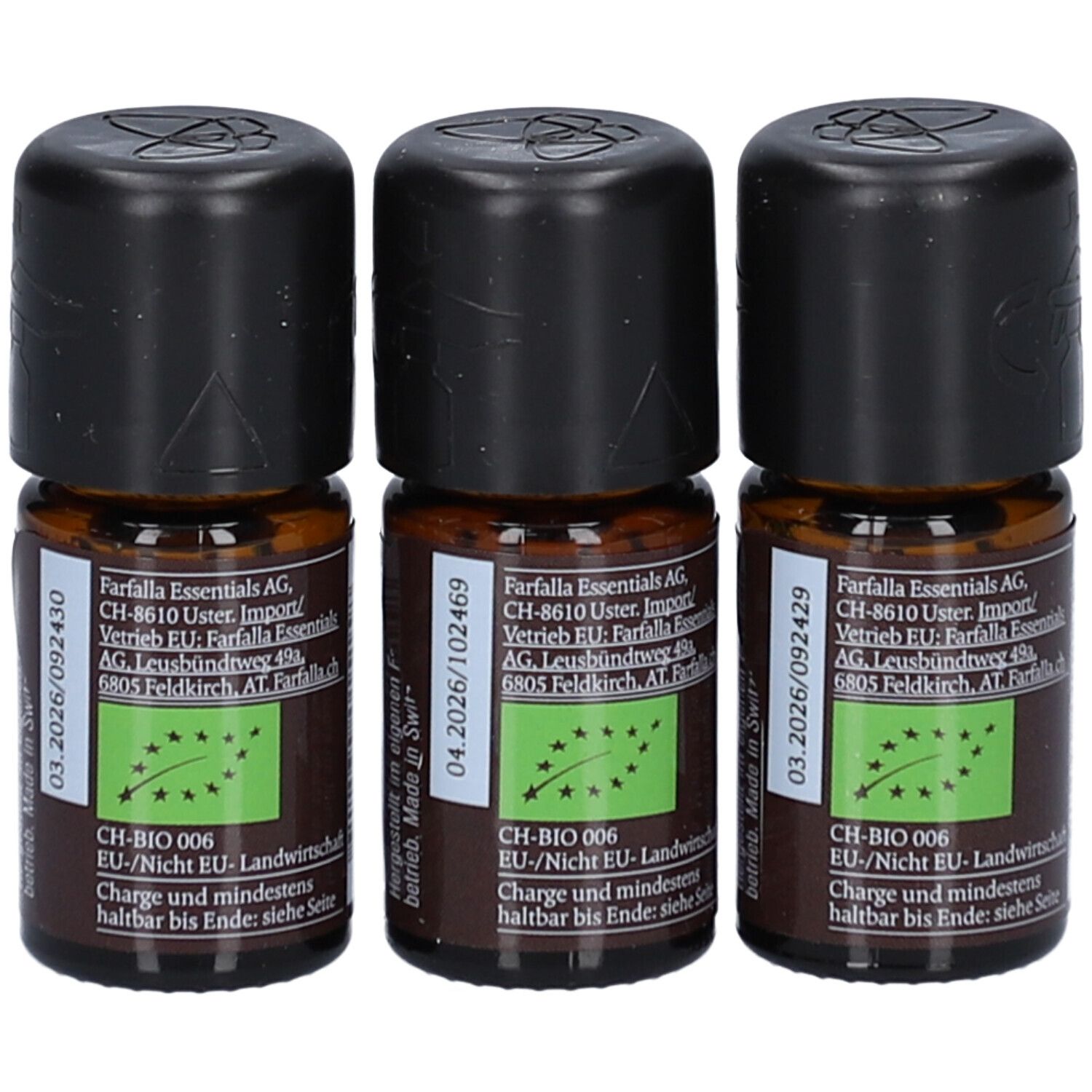 Drie kleine bruine flesjes met zwarte doppen. Opschrift: farfalla Essentials, bio-label. Chargenummer.