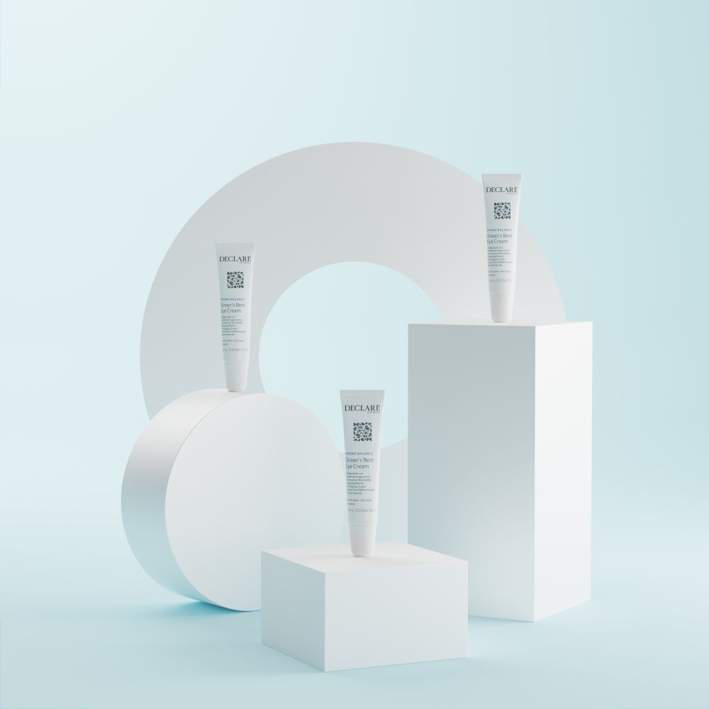 Drie witte tubes op sokkels. Achtergrond: witte vormen en lichtblauwe achtergrond. DECLARÉ-logo zichtbaar.