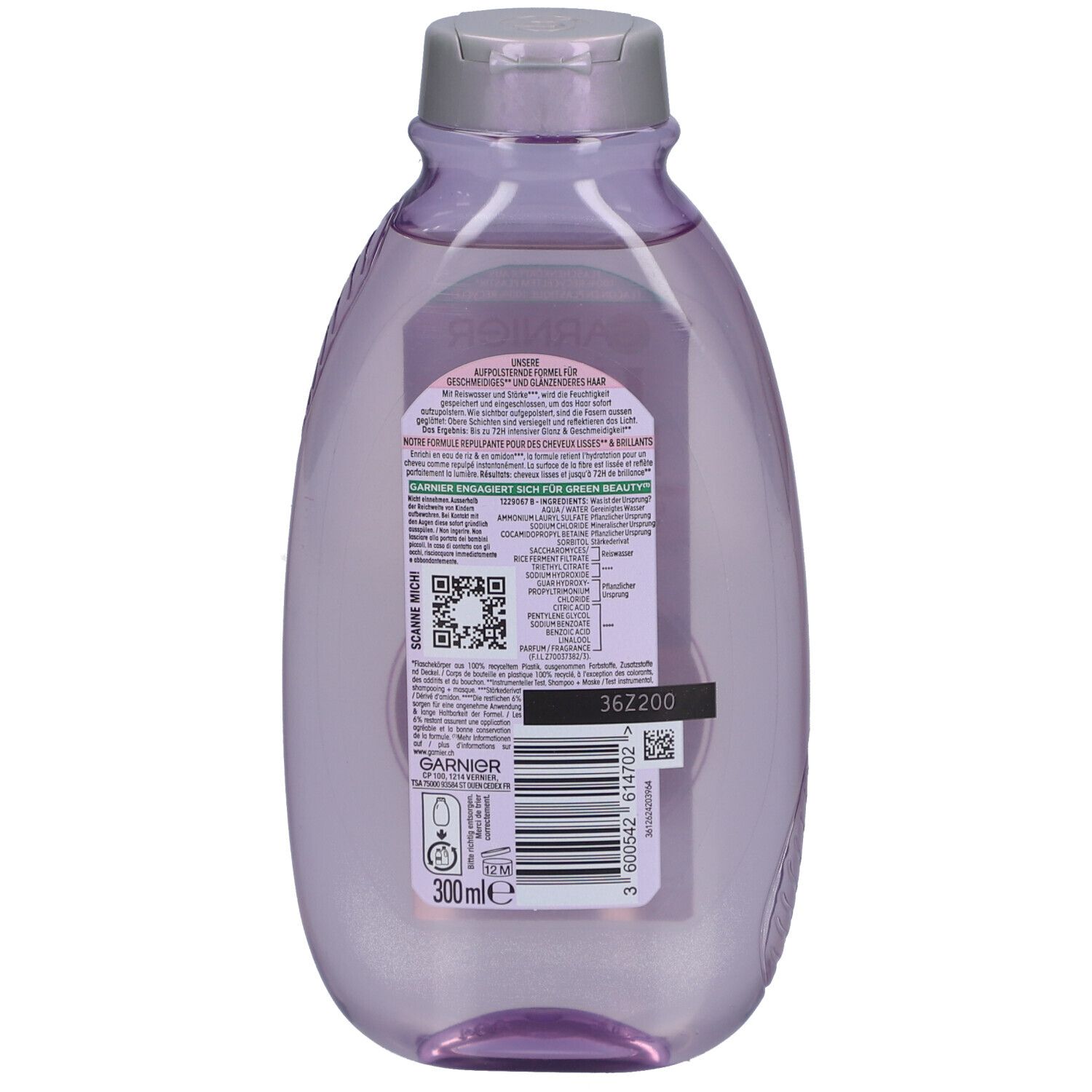 Achterkant van de shampoo fles. Tekst met ingrediënten, QR-code, barcode en volume-aanduiding. Merk Garnier. Fles van gerecycled plastic.