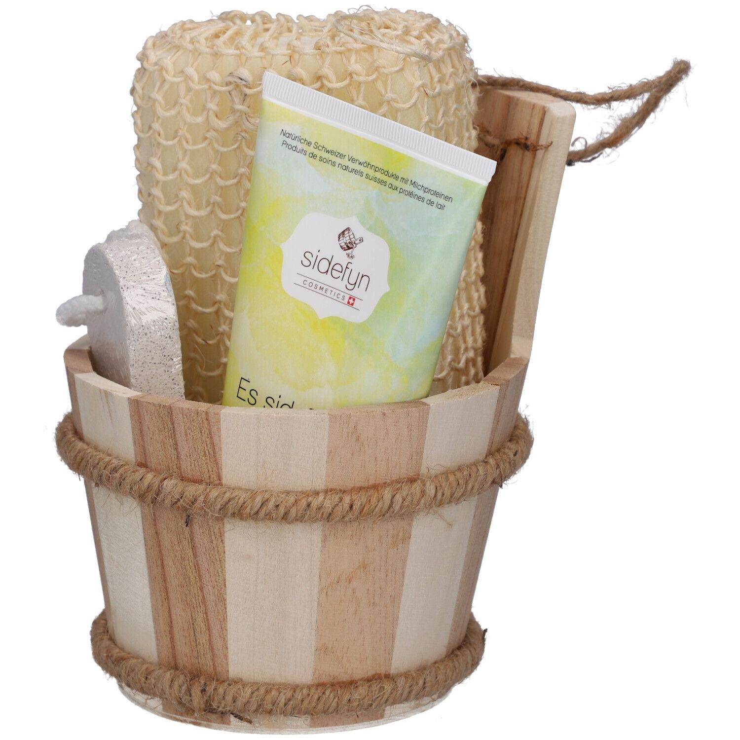 Seau en bois avec accessoires de bain : éponge, pierre ponce, gel douche. Nom du produit : sidefyn. Cosmétiques suisses.