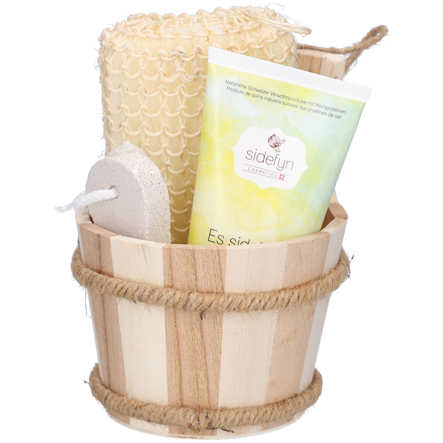 Seau en bois avec accessoires de bain : éponge, pierre ponce, gel douche. Nom du produit : sidefyn. Cosmétiques suisses.
