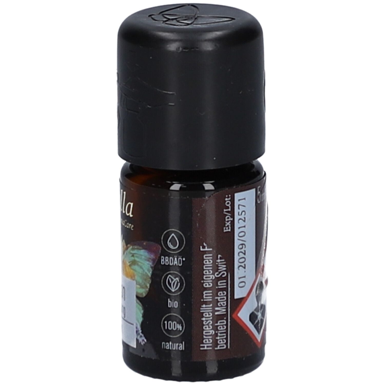 Flacon en verre brun avec bouchon noir. Étiquette avec labels bio et texte. Inscription "farfalla Meditation Aromamischung".